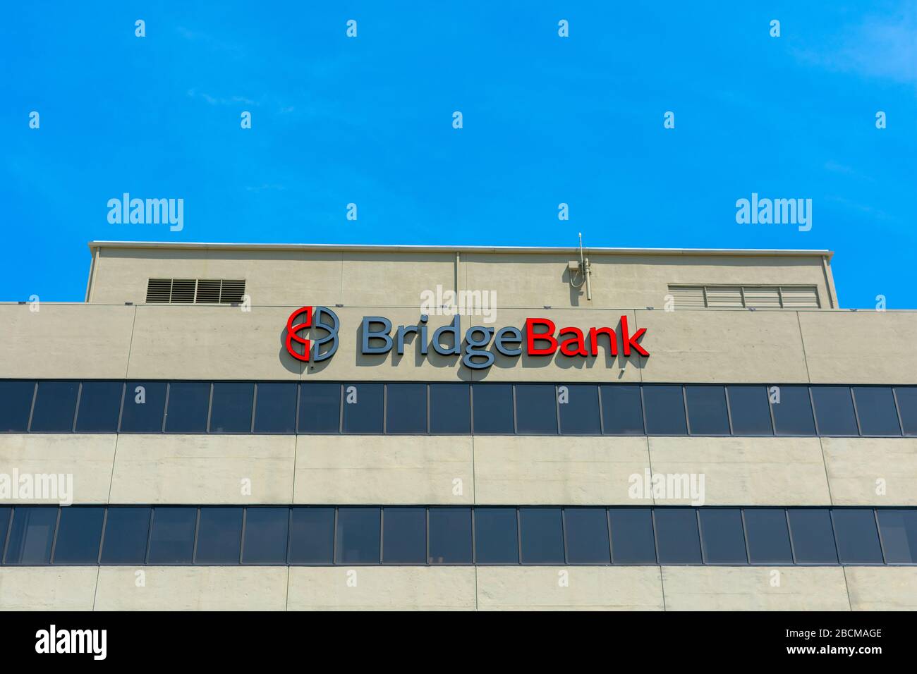 Das Logo und das Schild der Bridge Bank werden in der Zentrale des Finanzinstituts mit Sitz in Silicon Valley angezeigt. Bridge Bank ist eine Abteilung der Western Alliance Bank Stockfoto
