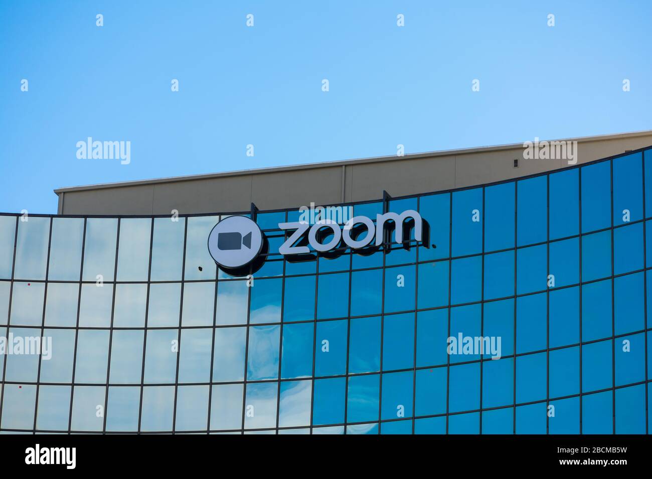 Zoomschild und Logo auf Startup-Zentrale im Silicon Valley. Zoom Video Communications ist ein Unternehmen, das Remote-Konferenzservices mit bereitstellt Stockfoto