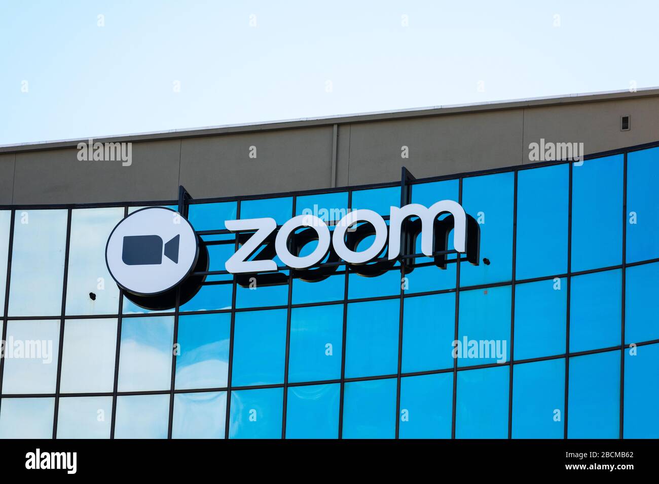 Zoomschild und Logo auf Startup-Zentrale im Silicon Valley. Zoom Video Communications ist ein Unternehmen, das Remote-Konferenzservices mit bereitstellt Stockfoto