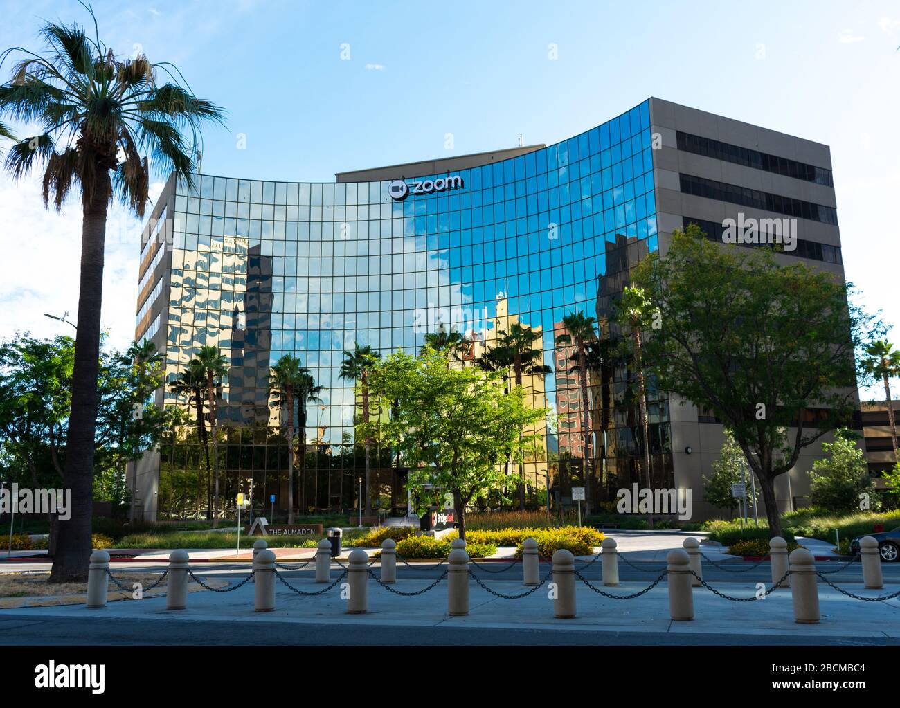 Zoom Start HQ-Gebäude. Zoom Video Communications ist ein Unternehmen, das Remote-Konferenzservices mit Cloud Computing anbietet - San Jose, Kalifornien Stockfoto