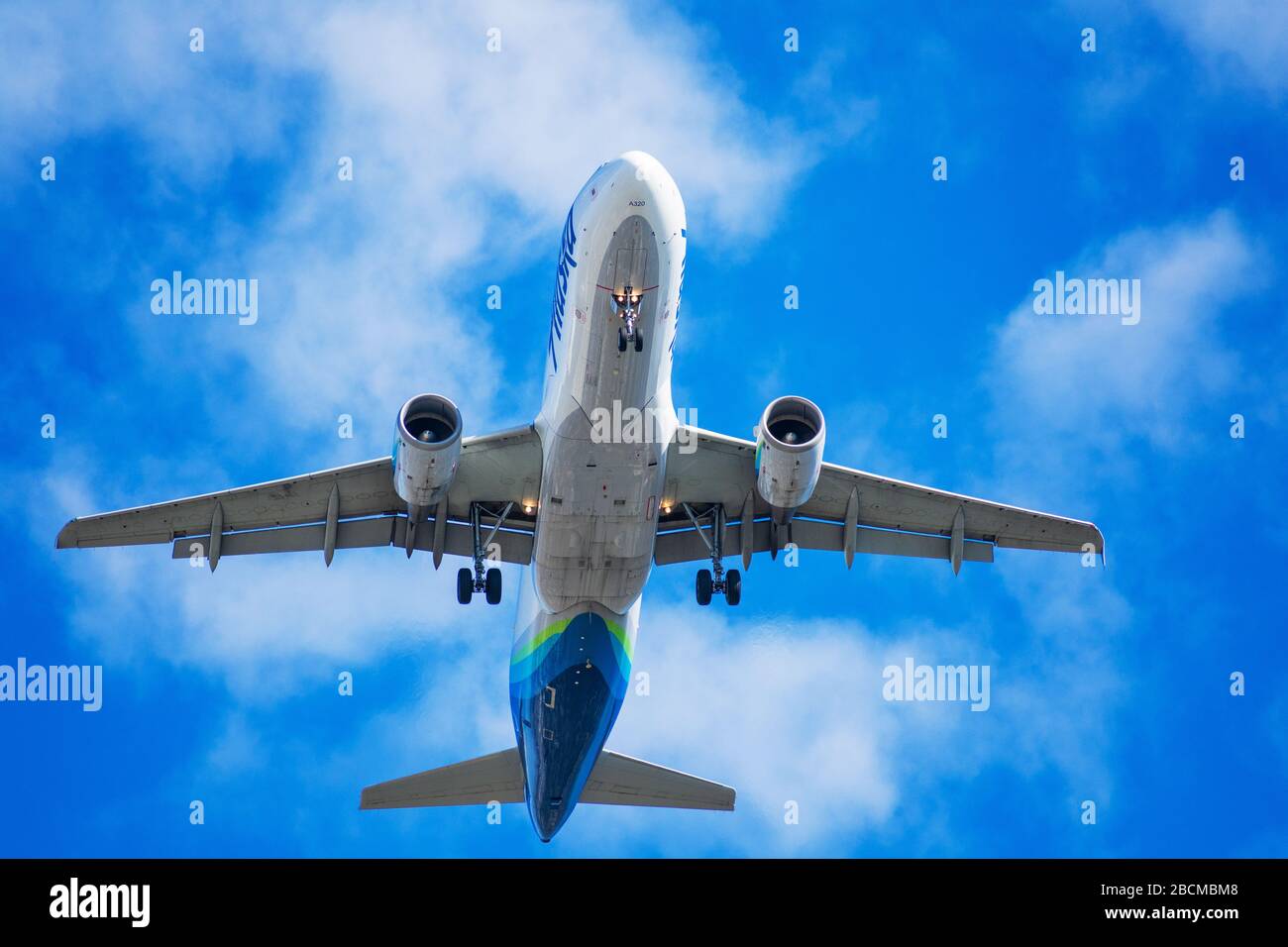 Flugzeuge der Alaska Airlines mit eingesetzter Landeausrüstung, die sich auf die Landung am Flughafen vorbereiten - San Jose, Kalifornien, USA - 2020 Stockfoto