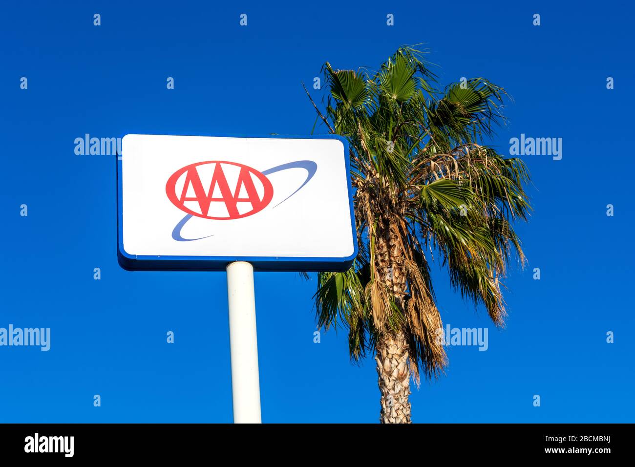 AAA-Zeichen in einer Zweigstelle der American Automobile Association, die privat als gemeinnütziger nationaler Mitgliedsverband und Serviceorganisation gehalten wird - San Jose, Stockfoto