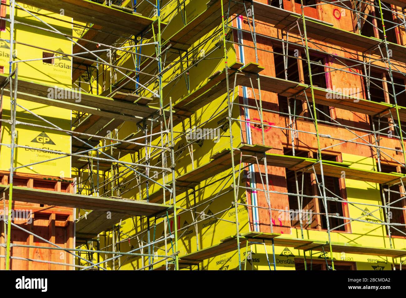 Außenansicht der neuen mehrstöckigen Holz-Wohnhausfassade im Silicon Valley - San Jose, Kalifornien, USA - 2020 Stockfoto