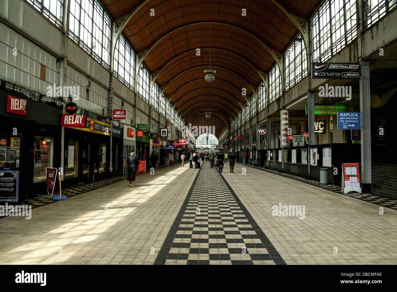 WROCLAW, POLEN - 9. JUNI 2009: Haupthalle von Wroclaw Glowny, Hauptbahnhof von Wroclaw, und ein wichtiger Eisenbahnknotenpunkt von silesia und Niederpolen. Stockfoto