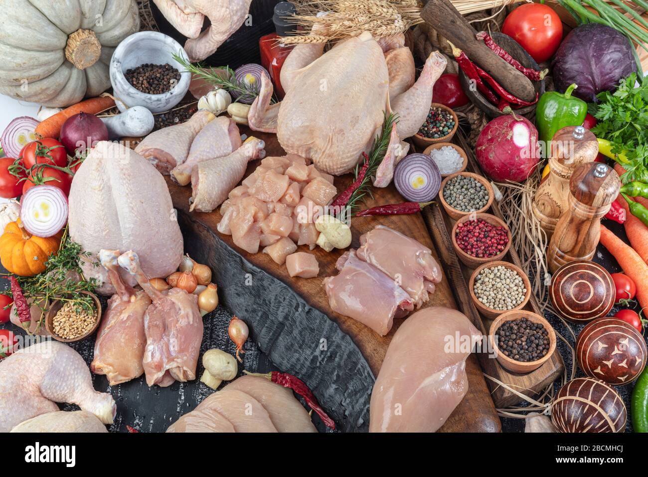 Metzger, Hühnerabteilung. Mehrere Produkte, die in einem Vitrine Chicken Carcass im Delikatessenbereich gezeigt werden. Stockfoto