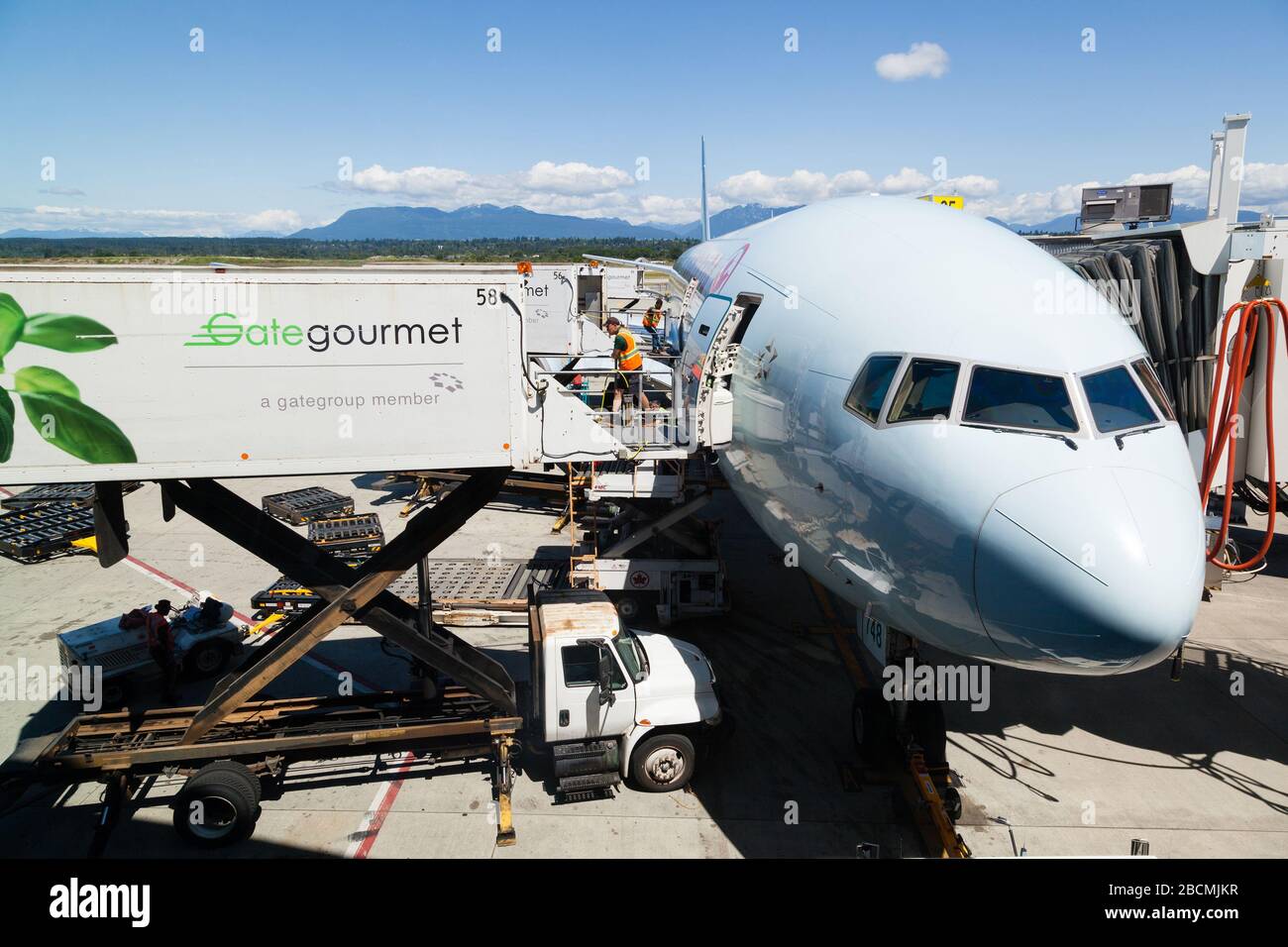 Vancouver, Kanada - 3. Juli 2017: Ein Bodenpersonal bereitet sich darauf vor, Flugzeugmahlzeiten von einem Gate Gourmet Container auf ein Flugzeug der Air Canada Airlines bei Va zu laden Stockfoto