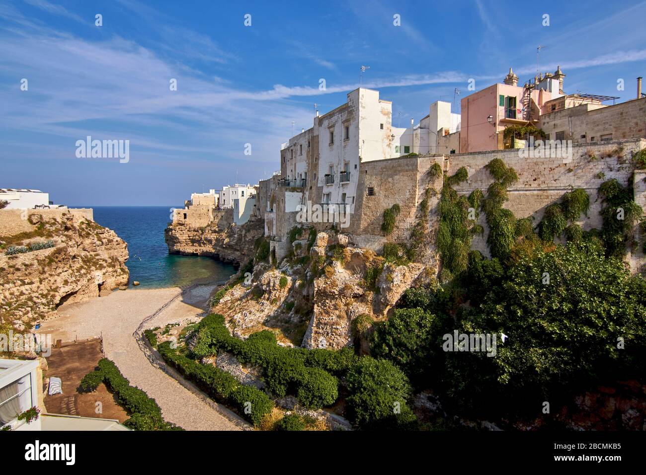 Blick Auf Die Antike mittelalterliche Stadt Vom Strand Lido Cala Paura In Polignano A Stute Apulia - Italien Stockfoto