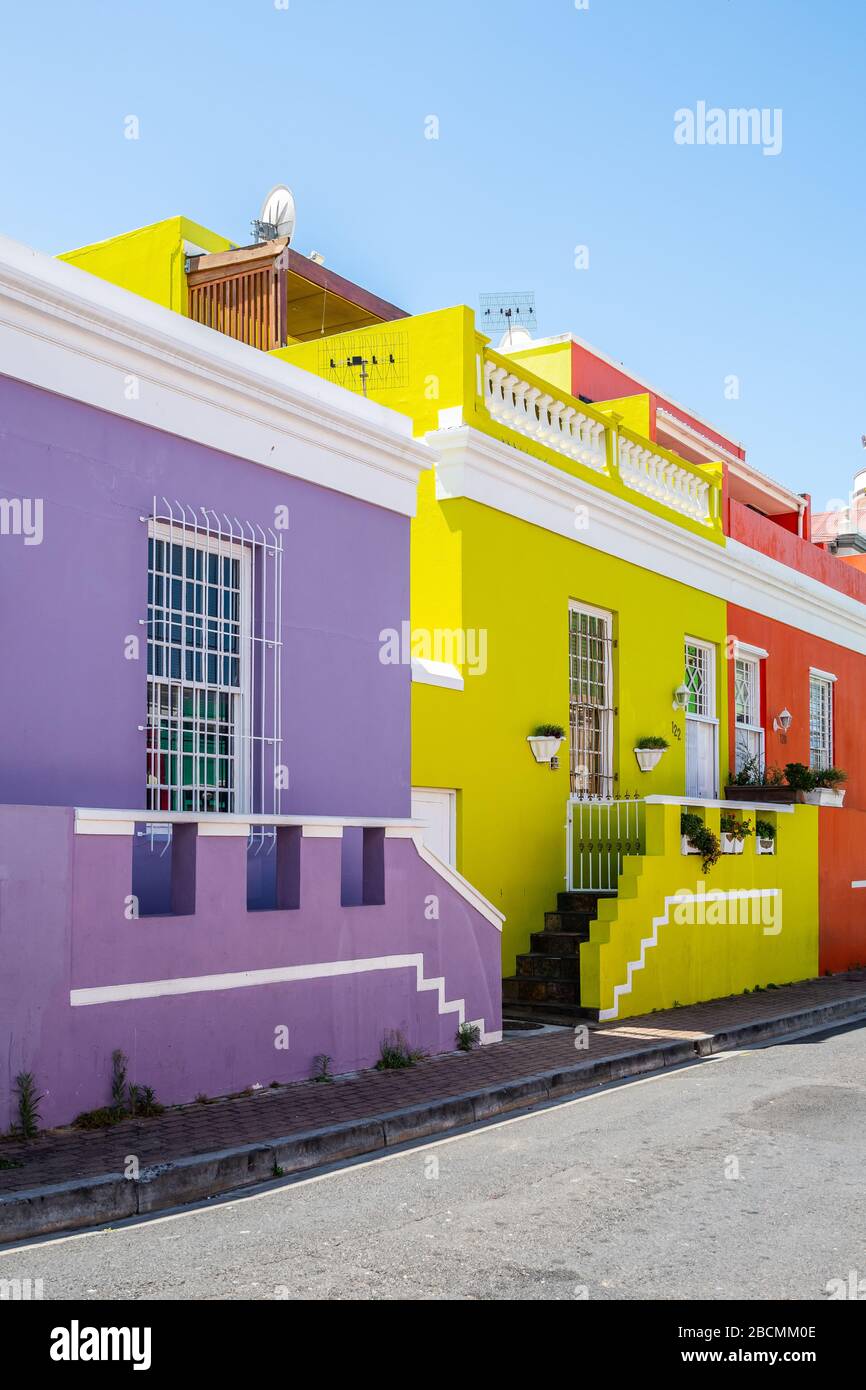 Bunte Häuser im Bo-Kaap Viertel in Kapstadt, Südafrika an einem schönen, sonnigen Tag. Stockfoto