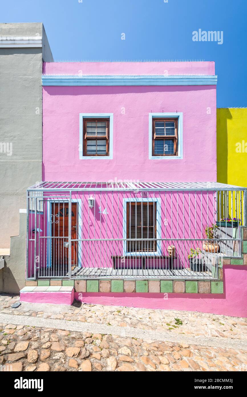Bunte Häuser im Bo-Kaap Viertel in Kapstadt, Südafrika an einem schönen, sonnigen Tag. Stockfoto