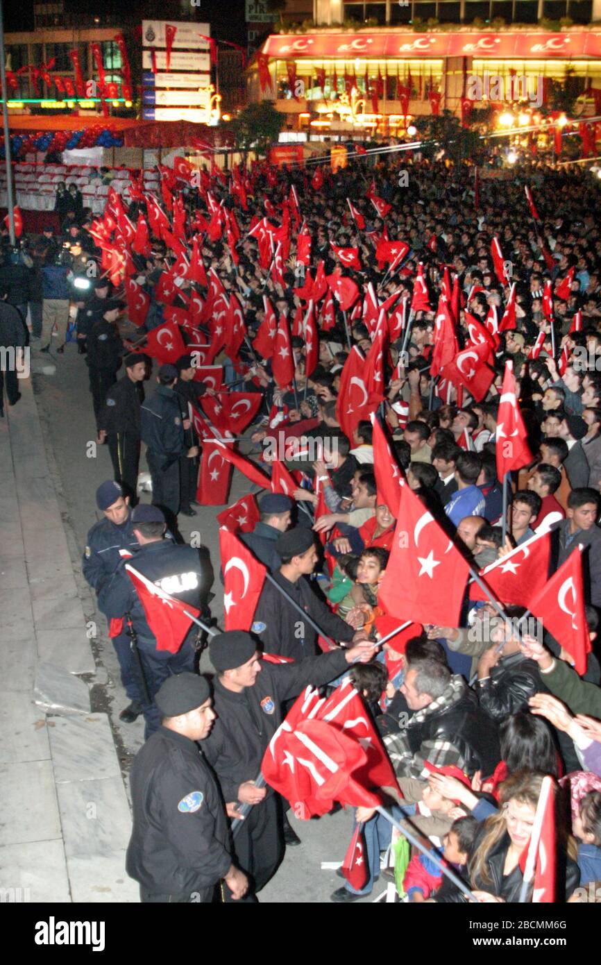 ISTANBUL, TÜRKEI - OKTOBER 29: Türkische Bevölkerung im Jahr 29 Oktober-Feierlichkeiten auf dem Taksim-Platz am 29. Oktober 2005 in Istanbul, Türkei. Stockfoto
