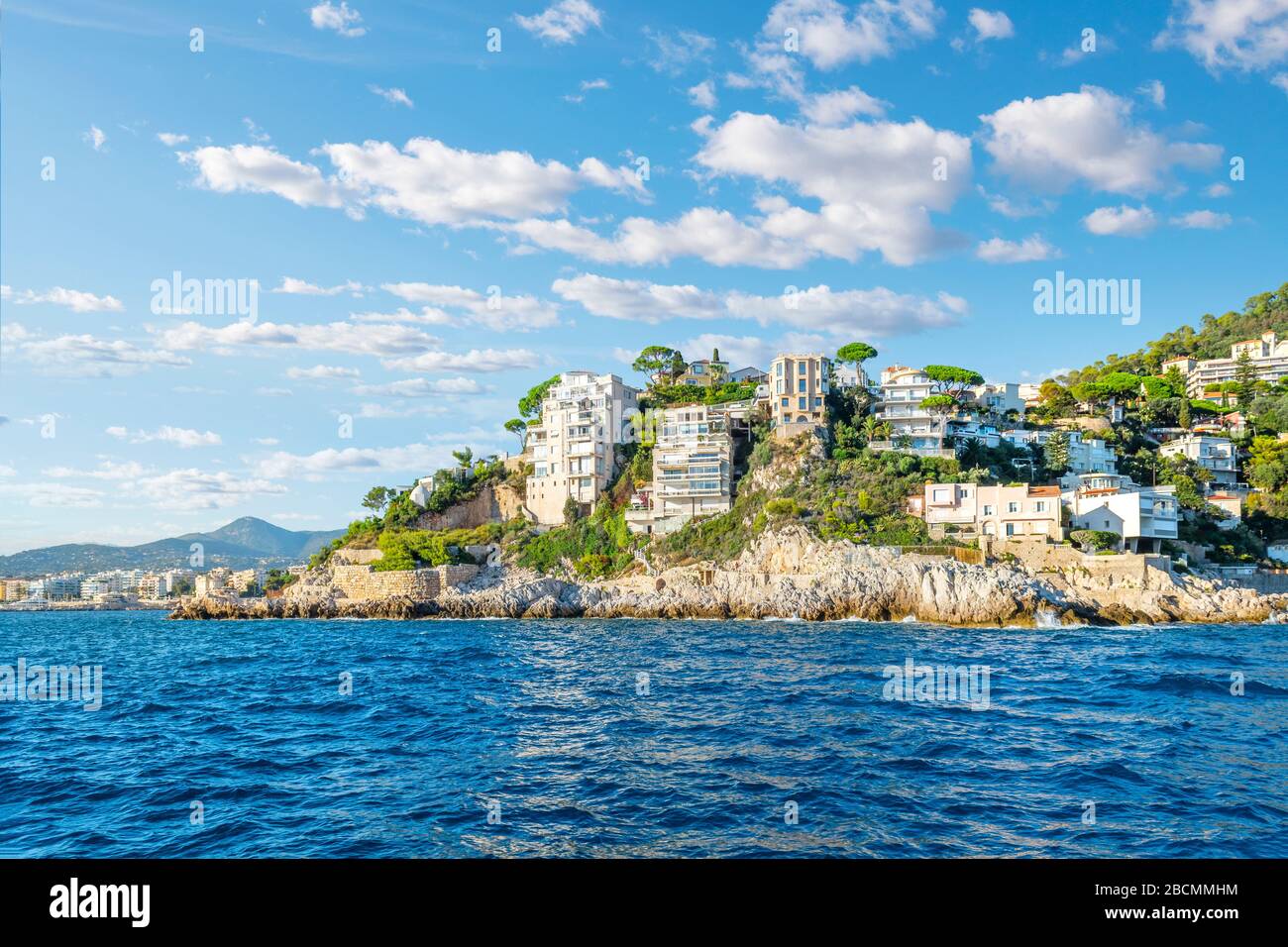 Villen und Luxuswohnungen am Hang entlang der Küste der französischen Riviera in der Nähe von Saint Jean Cap Ferrat, Frankreich. Stockfoto
