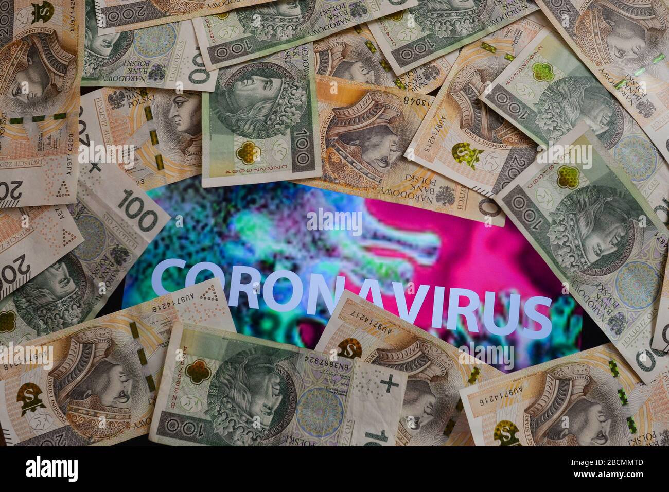 Polen. April 2020. In diesem Foto werden einhunderttausend polnische Zloty-Banknoten mit einem Coronavirus-Hintergrund abgebildet. Währungsexperten weisen darauf hin, dass die Schwächung des polnischen Zloty auf die Stärke des US-Dollars zurückzuführen ist. Im vergangenen Monat sind â'¬/PLN-Wechselkurse mit etwa 4,50-4,60 die schwächsten seit 2009. Kredit: Cezary Kowalski/SOPA images/ZUMA Wire/Alamy Live News Stockfoto