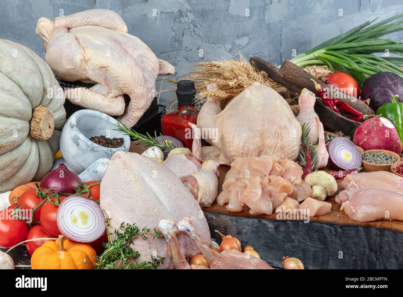 Metzger, Hühnerabteilung. Mehrere Produkte, die in einem Vitrine Chicken Carcass im Delikatessenbereich gezeigt werden. Stockfoto