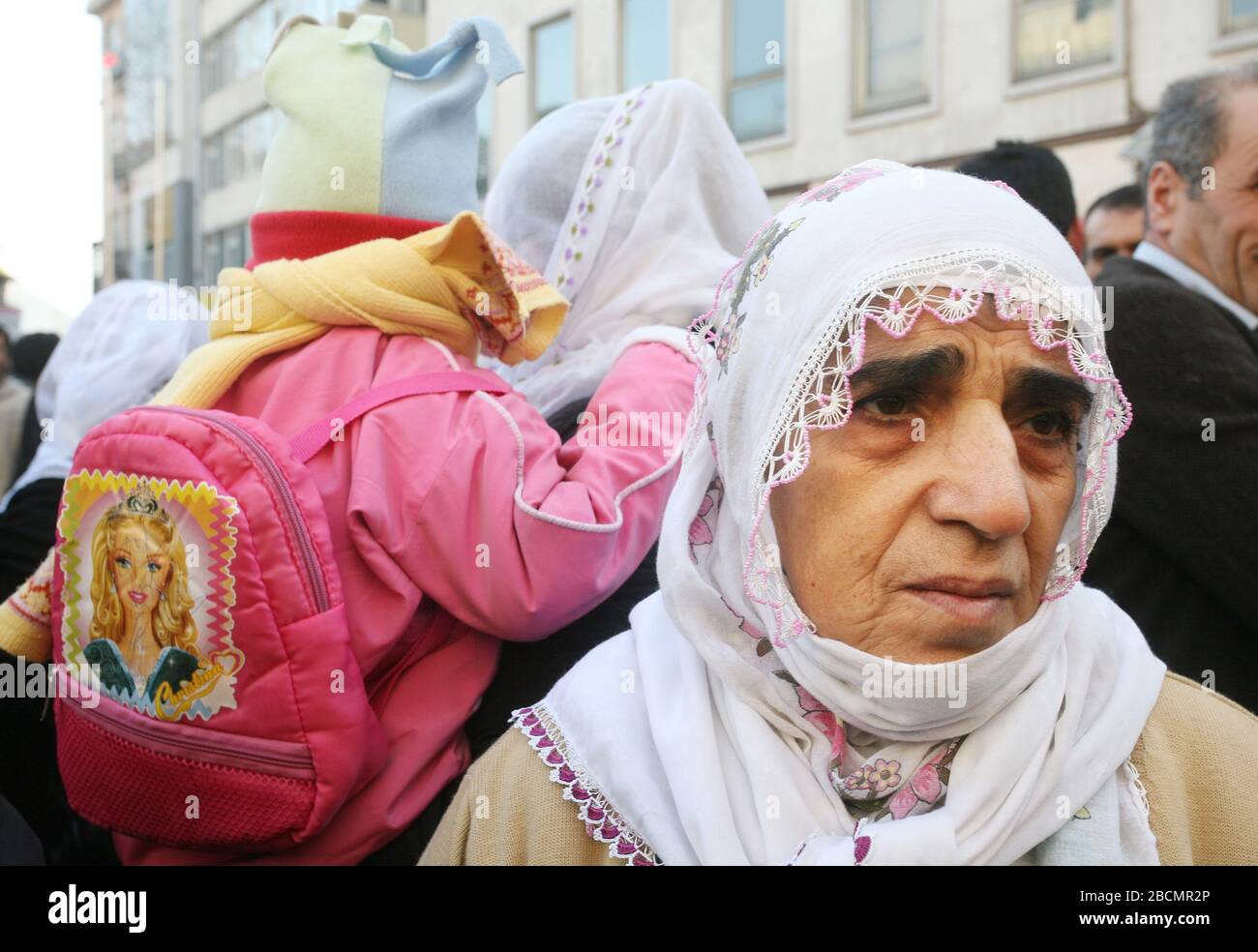 ISTANBUL, Türkei - Januar 17: Der Frieden Mütter (Türkisch: Baris Anneleri) ist ein Frauen Bürgerrechtsbewegung in Aktivismus bei Galatasaray Square am 17. Januar 2009 in Istanbul, Türkei. Stockfoto