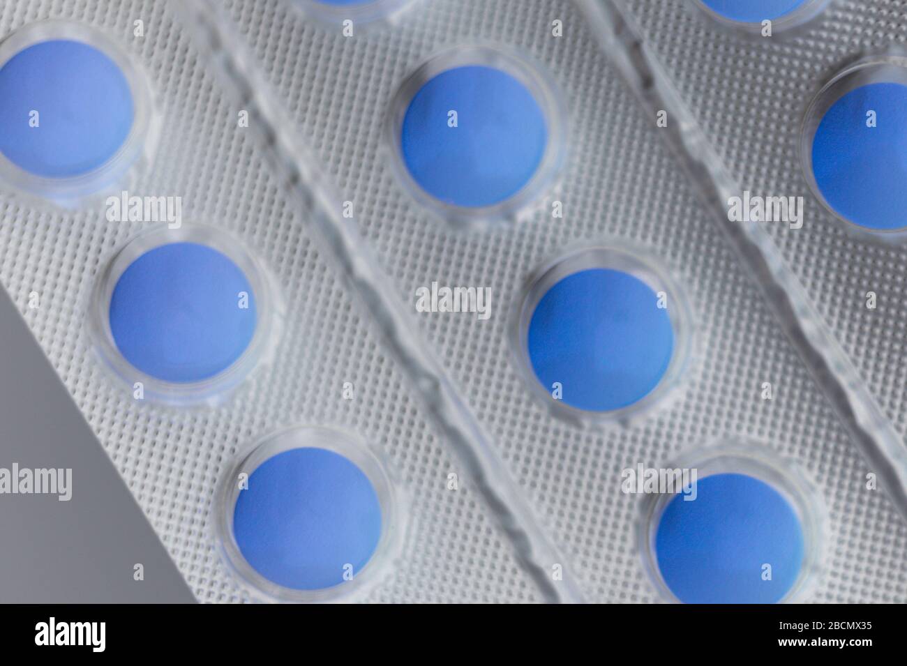 Blister mit blauen Vitaminen oder Pillen, Makrofoto Stockfoto
