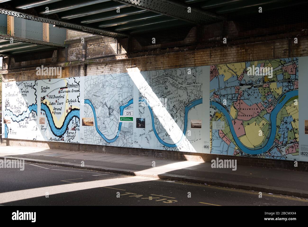 Historische Karten außerhalb der U-Bahn-Station Turnham Green, Chiswick, London, W4 Stockfoto