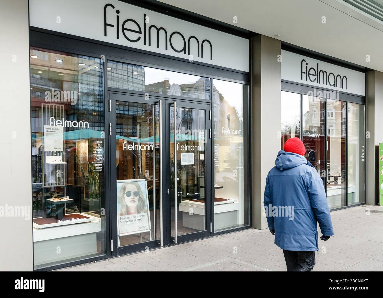 Hamburg, Deutschland. April 2020. Ein Mann spaziert an der Filiale des Augenoptik-Unternehmens Fielmann auf dem Eppendorfer Marktplatz vorbei. Dieser trifft die Vorbereitungen für den Notbetrieb der Äste unter den Einschränkungen zur Bekämpfung des Coronavirus. Credit: Markus Scholz / dpa / Alamy Live News Stockfoto