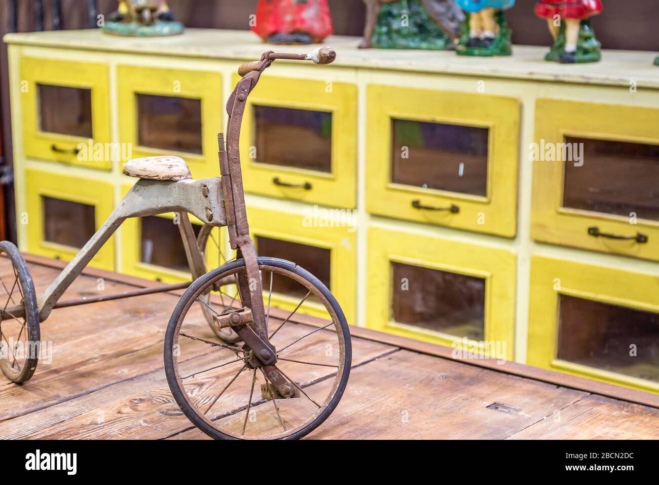 MODENA (MO), ITALIEN - 15. FEBRUAR 2019: Sonnenlicht ist aufschlussreich an ungewöhnlichen Oldtimer-Kunstwerken, die von Antiquitätenhändlern auf der Petra Messe zum Verkauf angeboten werden Stockfoto