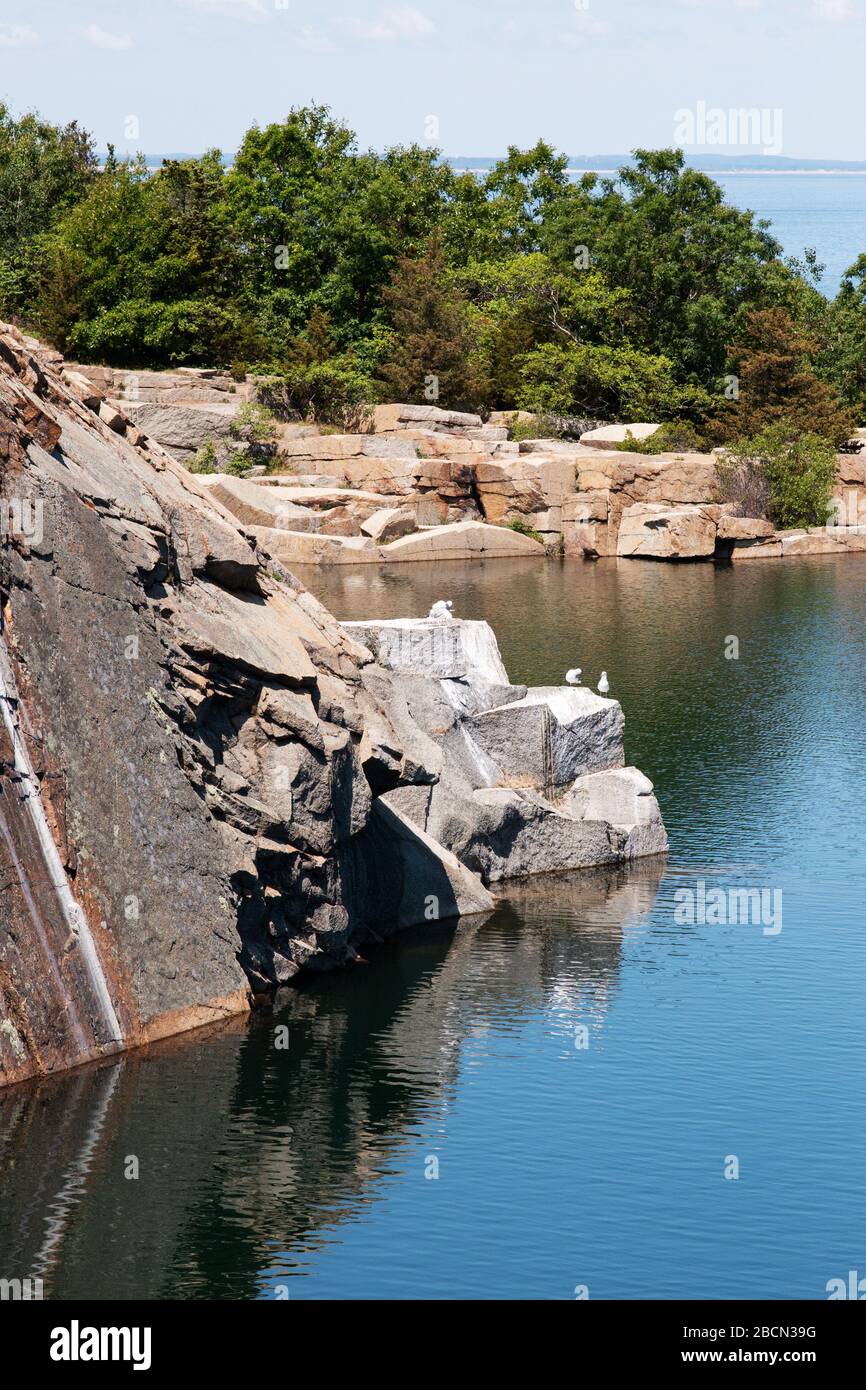 Der ehemalige Steinbruch aus Granit füllte sich mit Wasser im Halibut Point State Park in