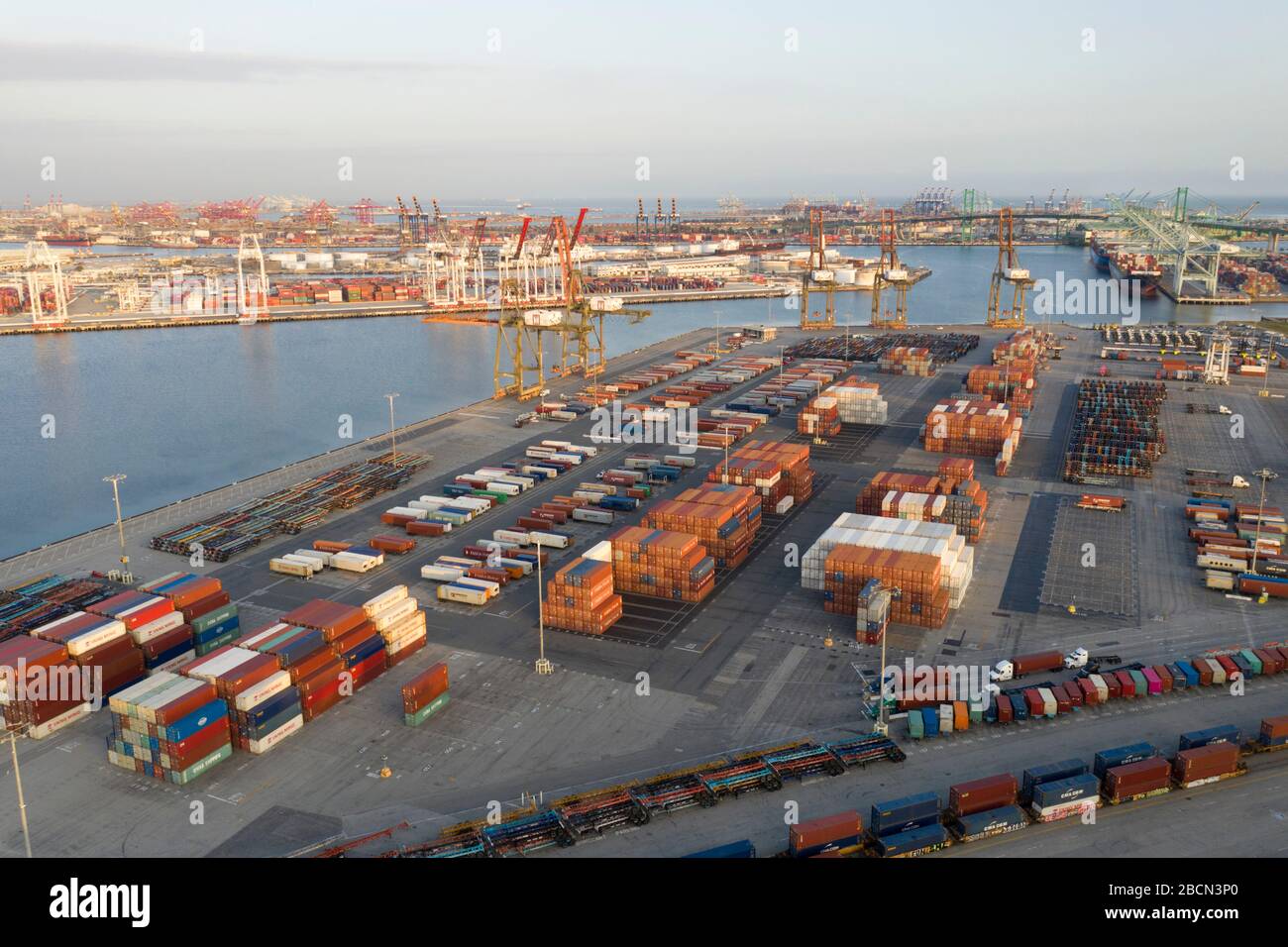 Luftaufnahmen von Container-Schiffsanlegestellen im Hafen von Los Angeles Stockfoto