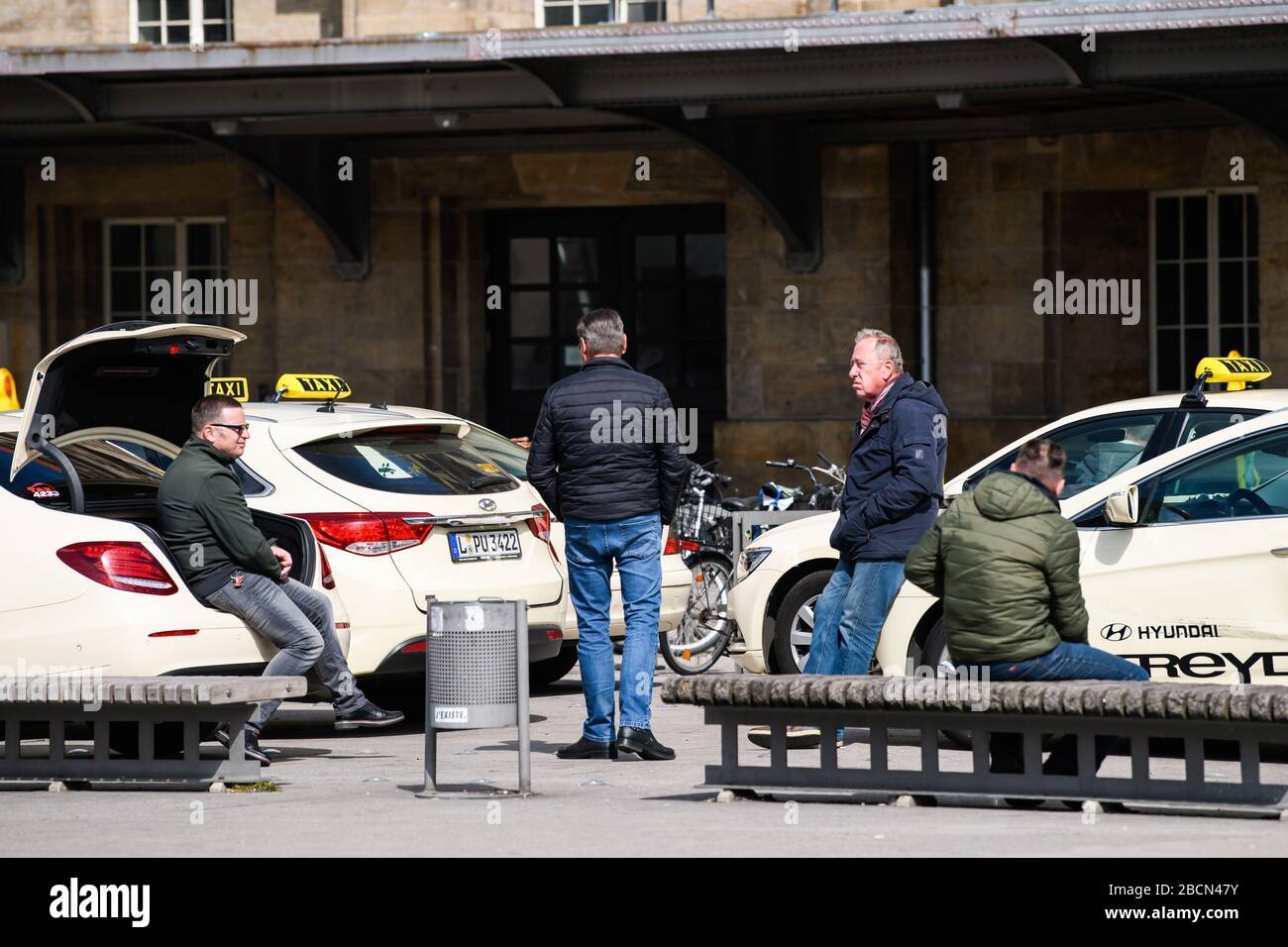 Leipzig, Deutschland. April 2020. Taxifahrer warten am 4. April 2020 auf Passagiere außerhalb des Hauptbahnhofs von Leipzig, Ostdeutschland. Mehr als 89.300 COVID-19-Fälle und mindestens 1.250 Todesfälle wurden am Samstagnachmittag deutschlandweit registriert, nach Auswertungen der Deutschen Presse-Agentur (DPA), die die neuesten Zahlen aus allen Bundesländern berücksichtigte. Credit: Kevin Voigt/Xinhua/Alamy Live News Stockfoto