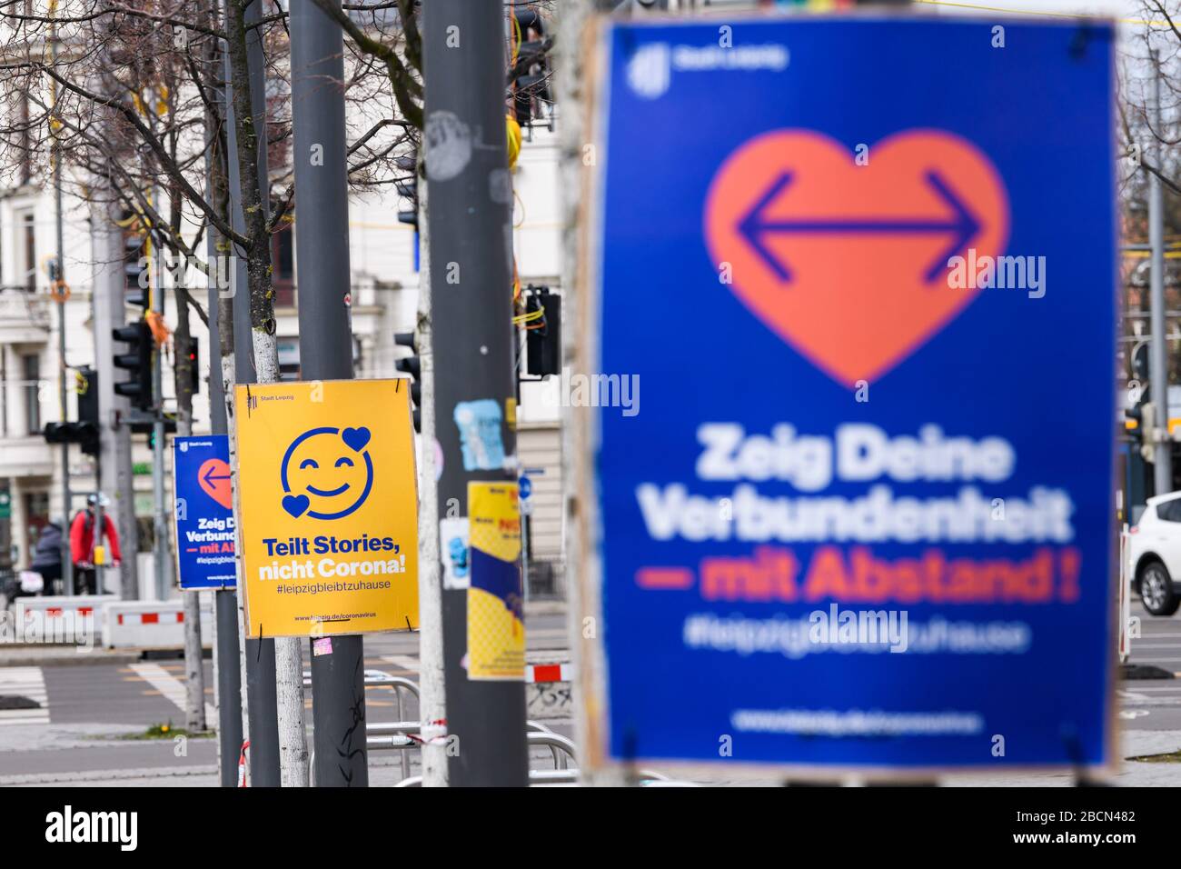 Leipzig, Deutschland. April 2020. Schilder, die zu Hause bleiben und die Entfernung halten, sind in Leipzig, Ostdeutschland, am 4. April 2020 zu sehen. Mehr als 89.300 COVID-19-Fälle und mindestens 1.250 Todesfälle wurden am Samstagnachmittag deutschlandweit registriert, nach Auswertungen der Deutschen Presse-Agentur (DPA), die die neuesten Zahlen aus allen Bundesländern berücksichtigte. Credit: Kevin Voigt/Xinhua/Alamy Live News Stockfoto