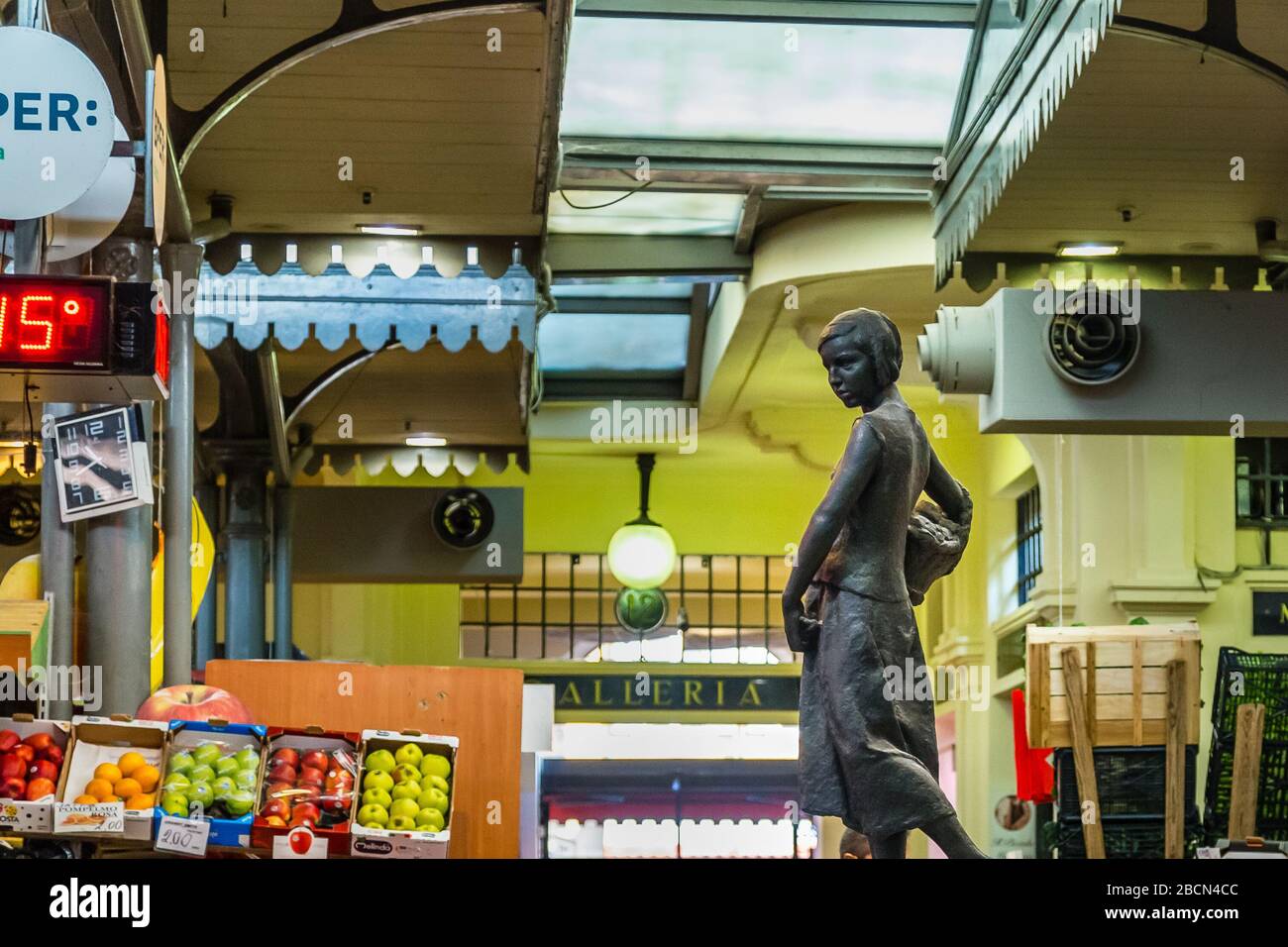 MODENA (MO), ITALIEN - 15. FEBRUAR 2019: Licht, das die Statue des Obstträgers auf dem überdachten Markt von Albinelli im historischen Zentrum von Mode beleuchtet Stockfoto