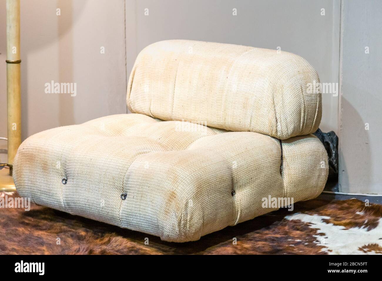 MODENA (MO), ITALIEN - 15. FEBRUAR 2019: Sonnenlicht ist aufschlussreich an ungewöhnlichen Oldtimer-Kunstwerken, die von Antiquitätenhändlern auf der Petra Messe zum Verkauf angeboten werden Stockfoto