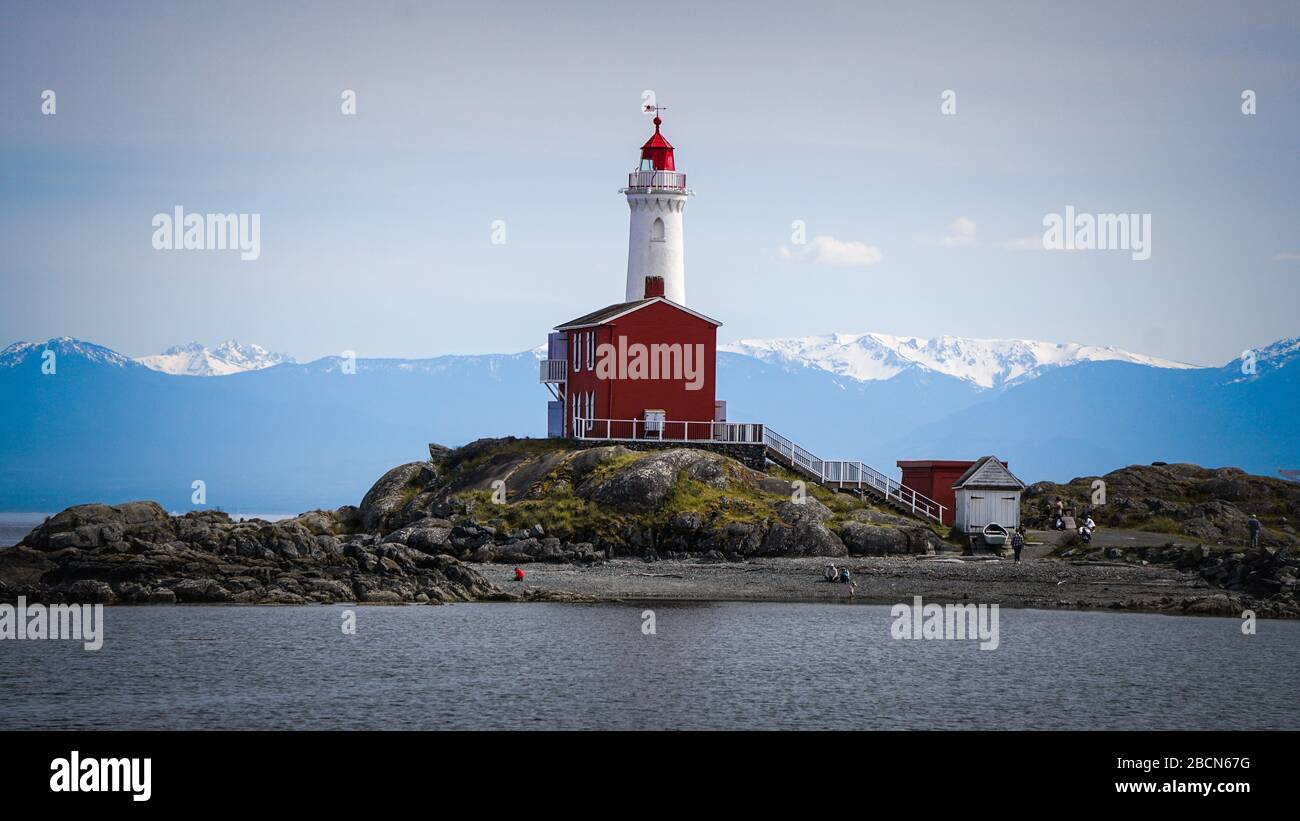 Roter Leuchtturm auf den Felsen mit Olympic National Park voraus Stockfoto