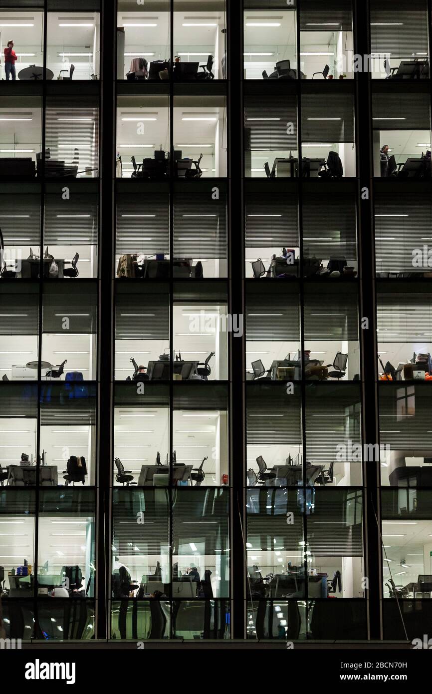 Menschen arbeiten spät in einem Bürogebäude der Bank in London. Stockfoto
