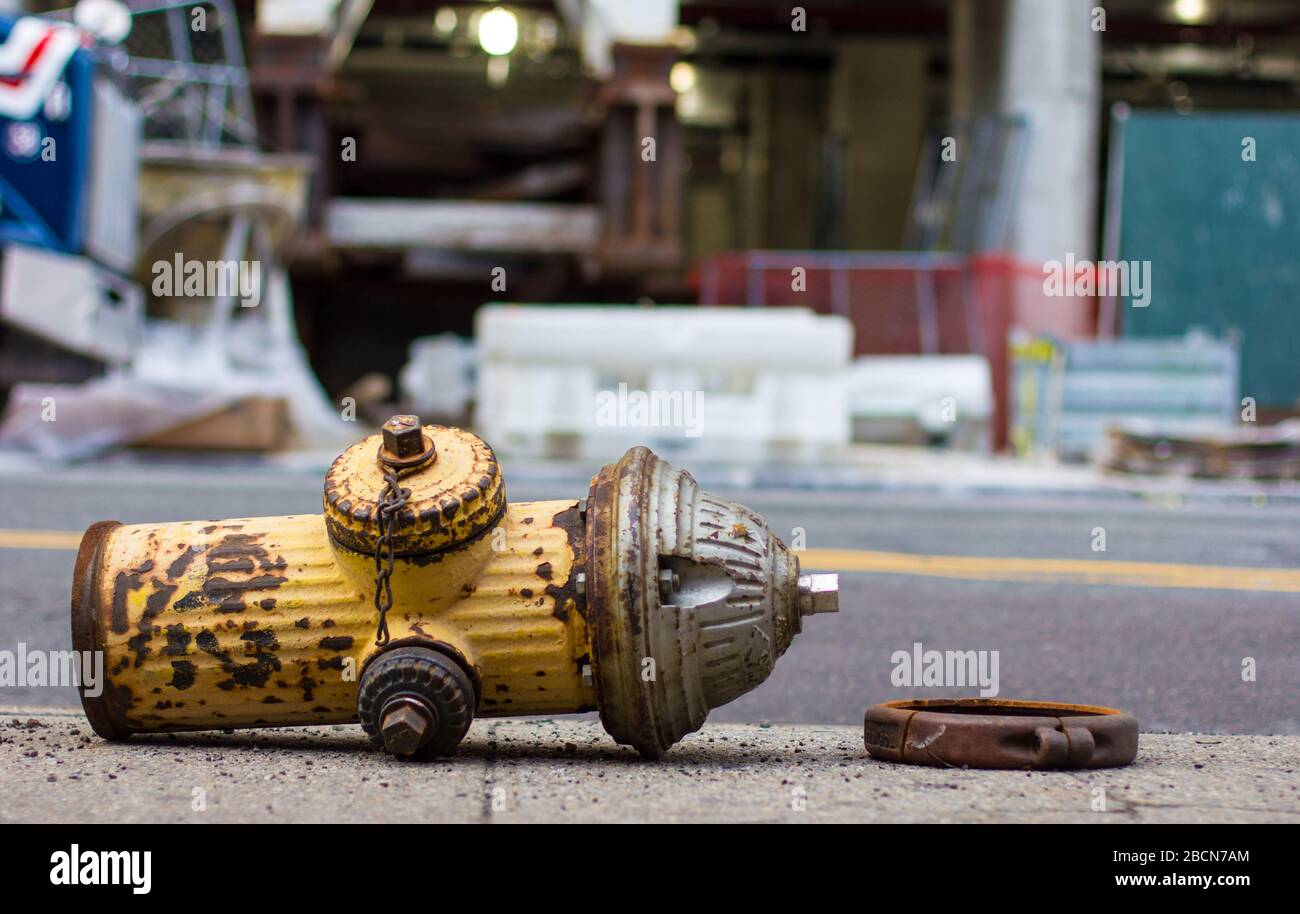 Defekter Hydrant am Bürgersteig Stockfoto