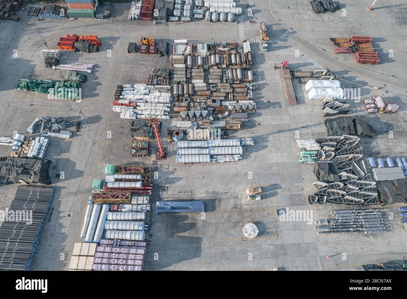 Luftaufnahme von industriellen Rohstoffen im Frachthafen Stockfoto