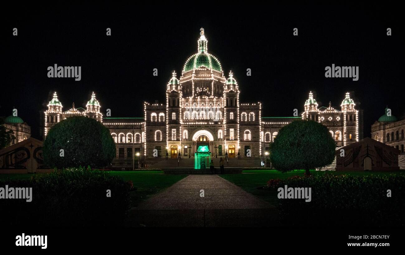 Nachtaufnahme des Parlamentsgebäudes von British Columbia im majestätischen Victoria Inner Harbour Canada Stockfoto