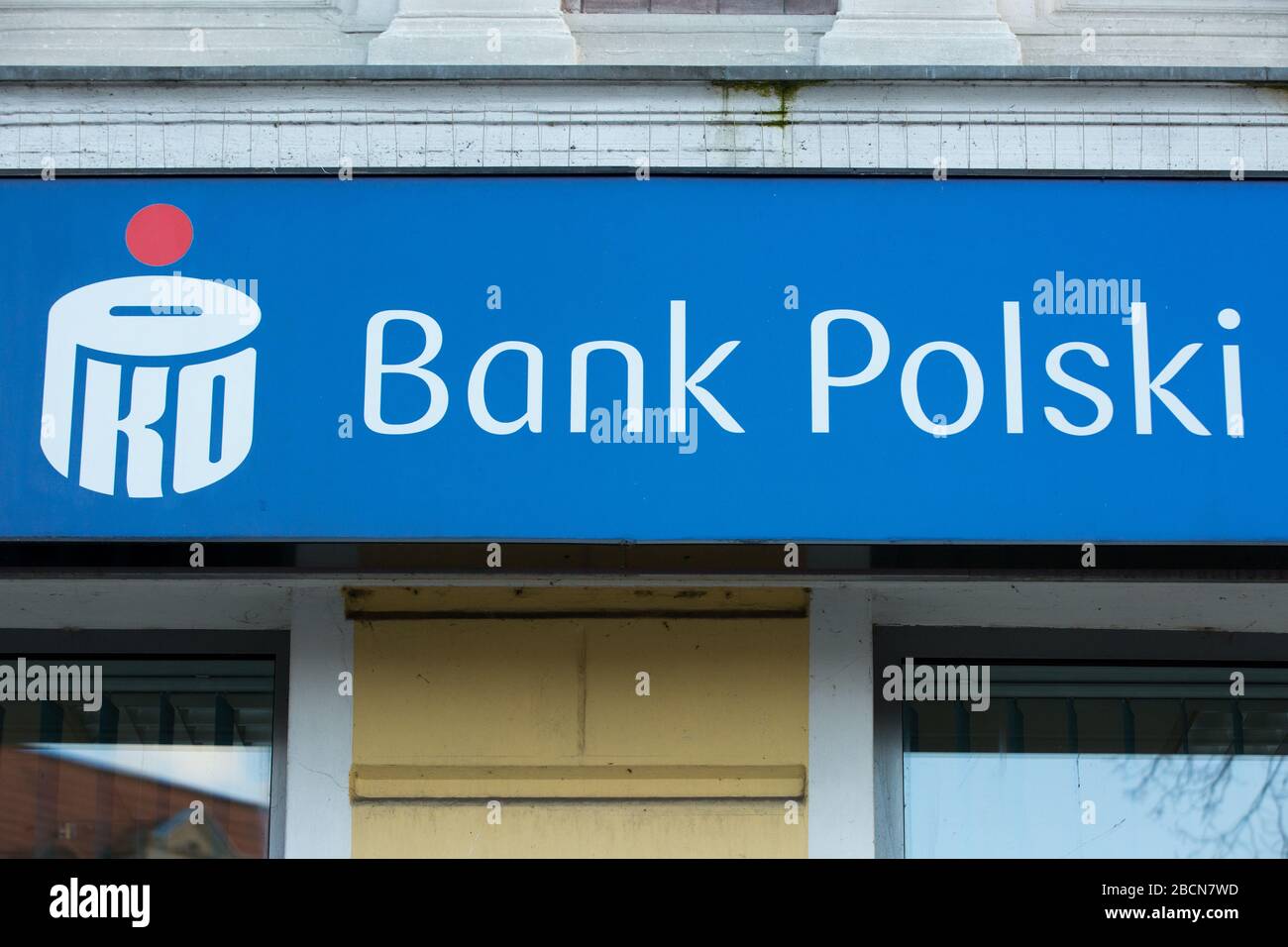 Das PKO Bank Polski Logo, die größte Bank Polens, wurde im Jahre 1920  gegründet und ist in einer der Filialen der Bank zu sehen Stockfotografie -  Alamy