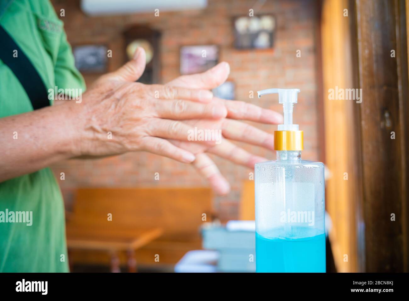 Coronavirus alte Frauen Hand Desinfektionsmittel Desinfektionsmittel Gel  für saubere Hände Hygiene Corona Virus Ausbreitung Prävention. Frau, die  Alkohol zum Händewaschen verwendet Stockfotografie - Alamy