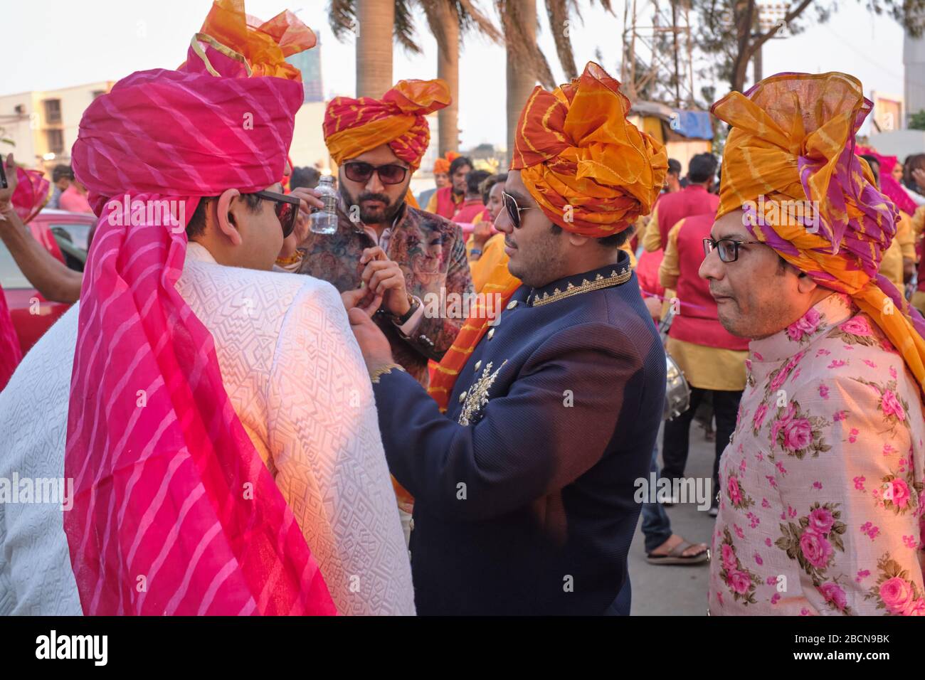 Festlich, bunt gekleidete und turbanierte Männer der gut zu tun Marwari Gemeinde (Hailing aus Rajasthan), die Hochzeit in Mumbai, Indien besuchen Stockfoto