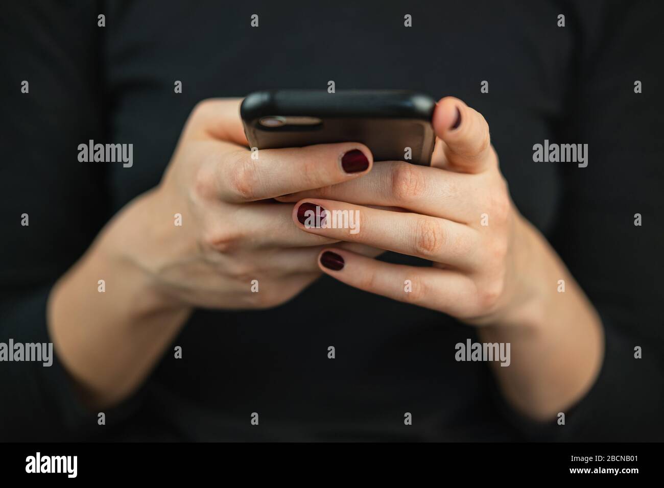 SMS über Smartphone auf dem Telefon. Weibliche Hände mit einem Smartphone, das Text eingibt und scrollt, Nahansicht Stockfoto