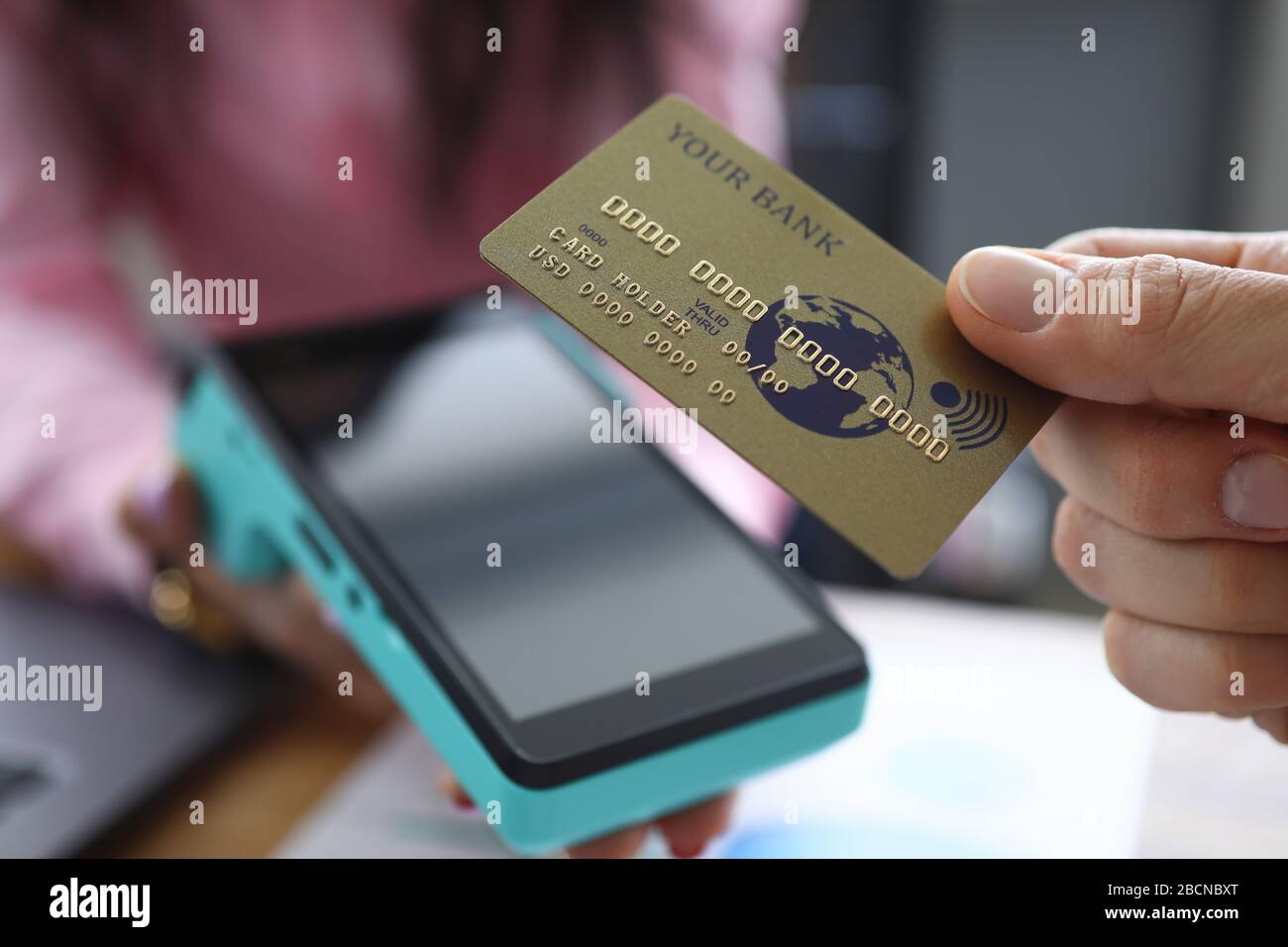 Man hält Kreditkarten mit PayPass Technologie Stockfoto