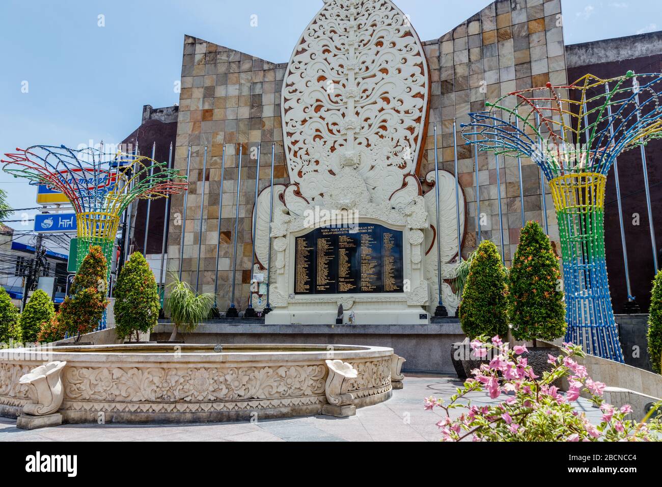 Das Bomben-Denkmal von Bali, in dem die Namen der Opfer des Terroranschlags am 12. Oktober 2002 im Touristenviertel von Kuta auf Bali, Indonesien, aufgeführt sind. Stockfoto