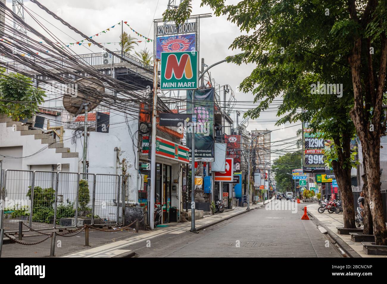 April 2020. Leere Straßen von Bali. Keine Touristen wegen COVID-19-Virus. Jalan Legian, Kuta, Bali beliebte Touristengegend. Indonesien. Stockfoto