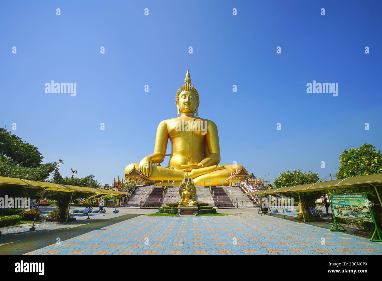 Ang Thong, Thailand - 17. November 2019: Die größte Buddha-Statue der Welt im Wat Muang, Provinz Ang Thong, Thailand. Stockfoto