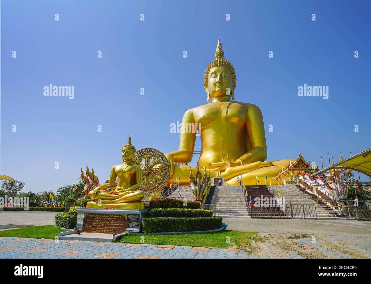 Ang Thong, Thailand - 17. November 2019: Die größte Buddha-Statue der Welt im Wat Muang, Provinz Ang Thong, Thailand. Stockfoto
