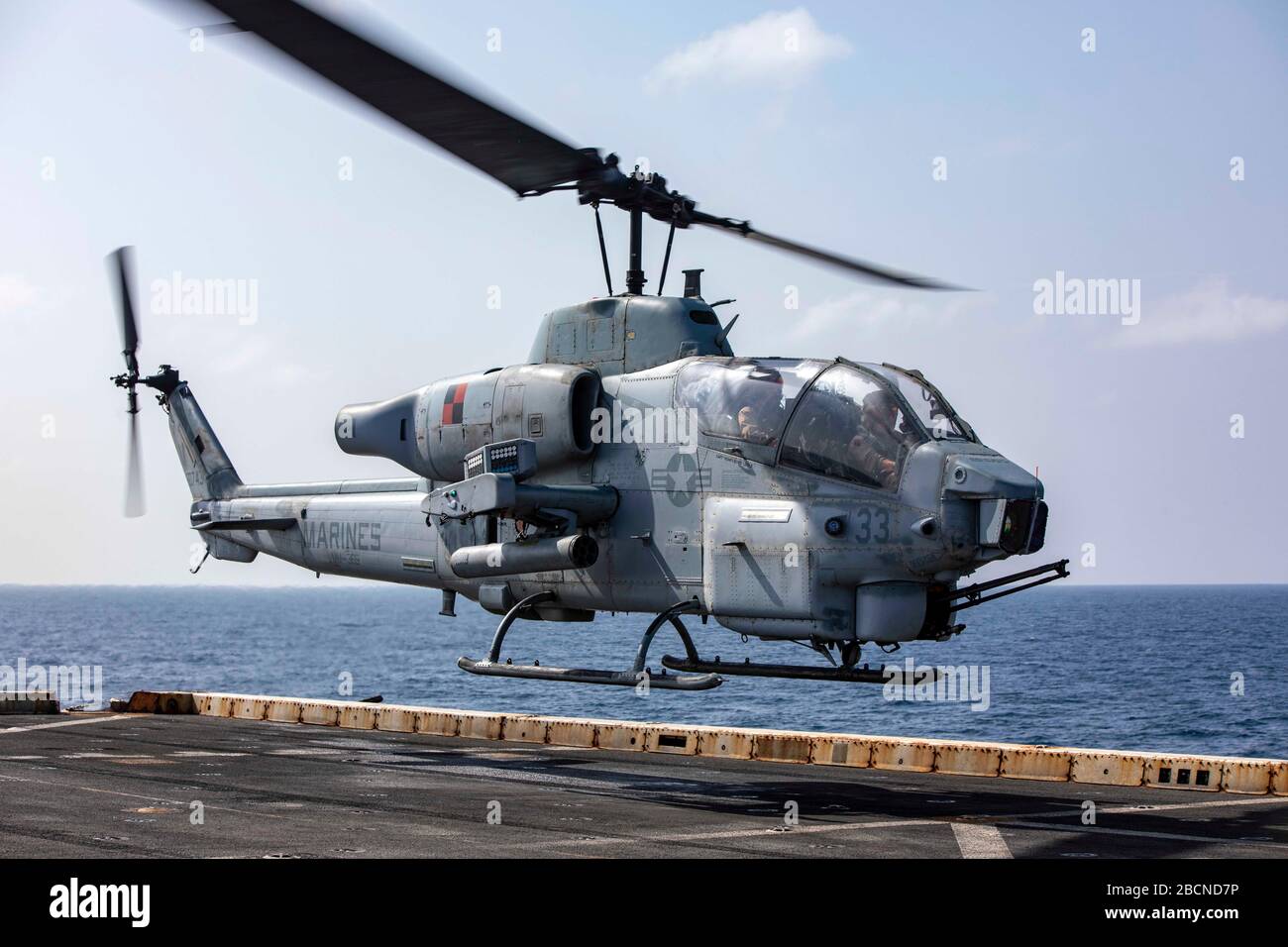 200330-N-GR168-1182 ARABISCHES MEER (30. März 2020) ein AH-1W Super-Cobra-Hubschrauber, der an die Blue Knights of Marine Medium Tiltrotor Squadron (VMM) 365 (verstärkt) angeschlossen ist, nimmt vom Flugdeck an Bord des amphibischen Transport-Dockschiffs USS New York (LPD 21), 30. März 2020, ab. New York ist mit der "Bataan Amphibious Ready Group" und der "Connected 26th Marine Expeditionary Unit" im Einsatzgebiet der 5. US-Flotte zur Unterstützung von Marineoperationen eingesetzt, um die Stabilität und Sicherheit im Seeverkehr in der Zentralregion zu gewährleisten und das Mittelmeer und den Pazifik über das westliche Teil von Indianapolis zu verbinden Stockfoto