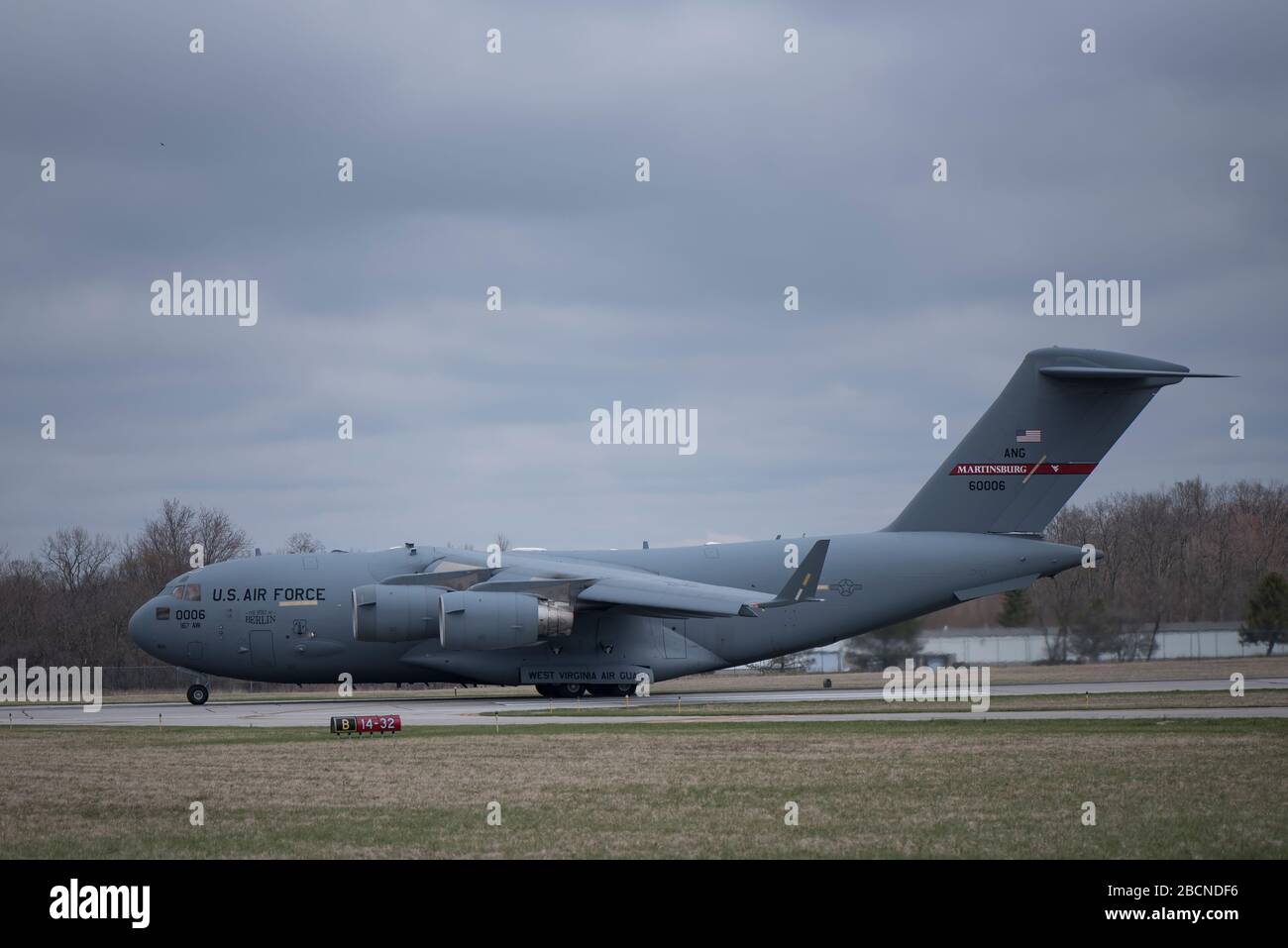 Eine C-17 Globemaster III vom 167th Airlift Wing, Martinsburg, W. V., startet nach dem Entladen des Disaster Reliefbedddown System (DRBS) zum 179th Airlift Wing, Mansfield, Ohio, 1. April 2020. Der DRBS kehrt zum 200. ROTEN PFERD Det zurück. 1, Mansfield, Ohio, nach einem kürzlichen Einsatz zur Unterstützung der Erdbebenentlastungen in Puerto Rico. Das DRBS ist ein in sich geschlossenes, bereitstellbares Kit, das Schlafräume, Latrinen, Duschen, Wäscherei, Zelte, Wasseraufbereitungssätze und andere grundlegende Supportartikel umfasst. (USA Foto der Air National Guard von Tech. Sgt. Joe Harwood) Stockfoto