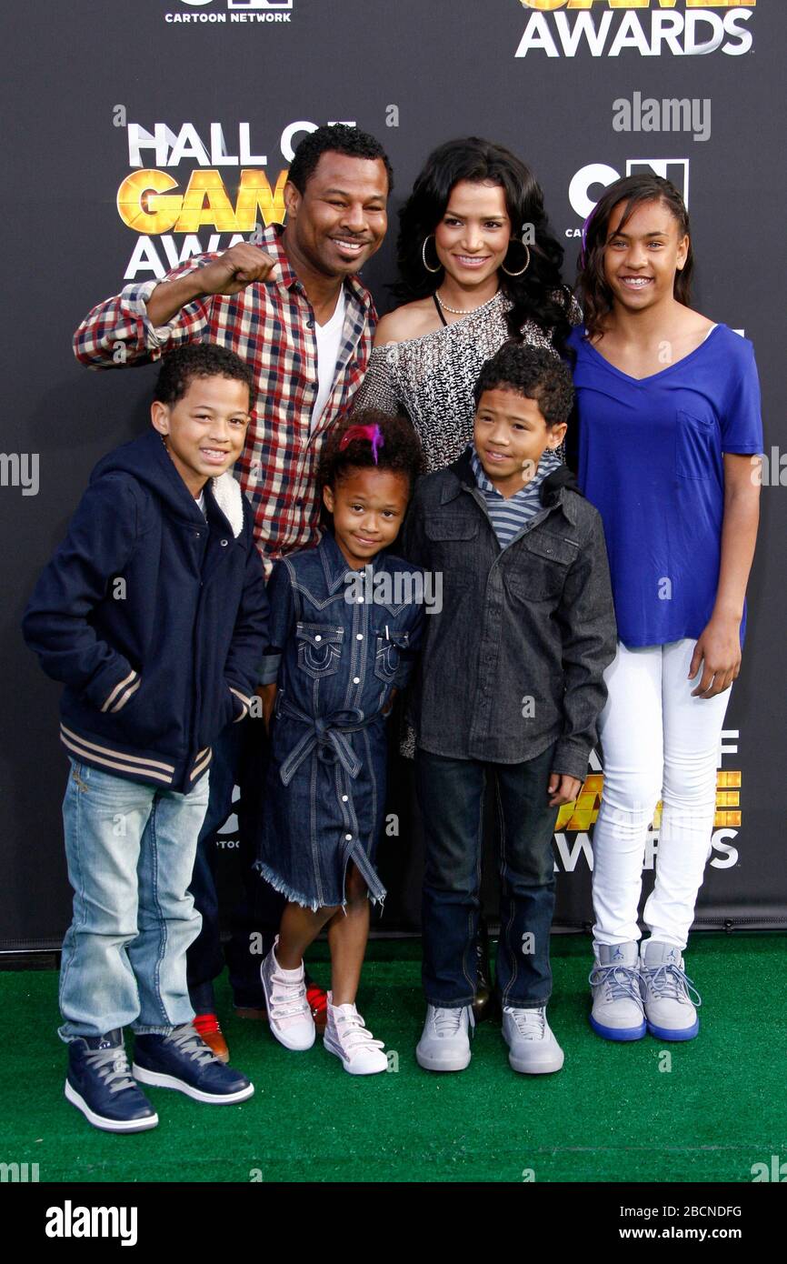 Februar 2012, Santa Monica, CA, USA: LOS ANGELES - 18. FEBRUAR: Shane Mosley, Familie bei den Cartoon Network Hall of Game Awards 2012 im Barker Hanger am 18. Februar 2012 in Santa Monica, CA (Credit Image: © Kay Blake/ZUMA Wire) Stockfoto