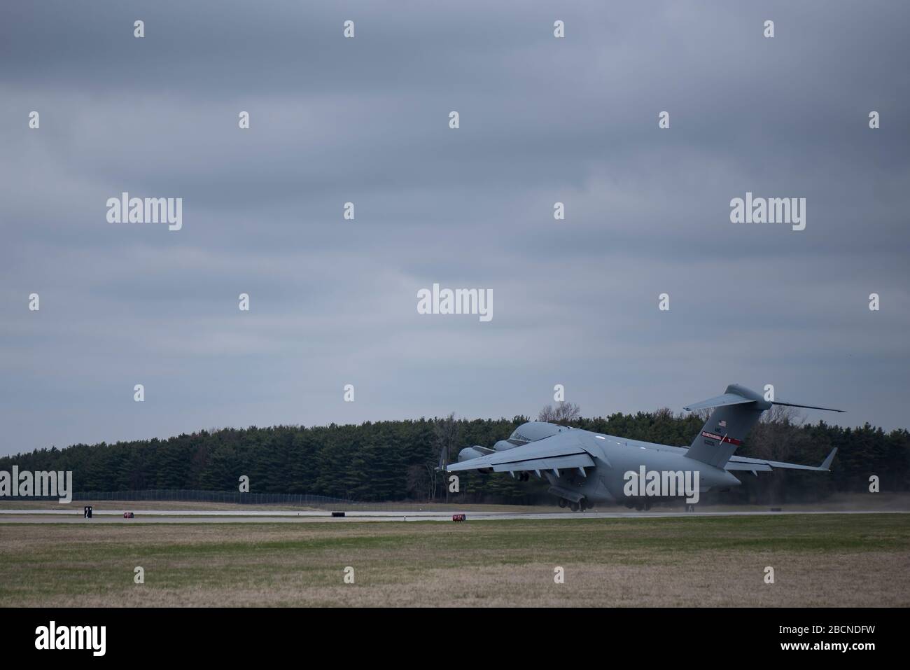 Eine C-17 Globemaster III vom 167th Airlift Wing, Martinsburg, W. V., startet nach dem Entladen des Disaster Reliefbedddown System (DRBS) zum 179th Airlift Wing, Mansfield, Ohio, 1. April 2020. Der DRBS kehrt zum 200. ROTEN PFERD Det zurück. 1, Mansfield, Ohio, nach einem kürzlichen Einsatz zur Unterstützung der Erdbebenentlastungen in Puerto Rico. Das DRBS ist ein in sich geschlossenes, bereitstellbares Kit, das Schlafräume, Latrinen, Duschen, Wäscherei, Zelte, Wasseraufbereitungssätze und andere grundlegende Supportartikel umfasst. (USA Foto der Air National Guard von Tech. Sgt. Joe Harwood) Stockfoto
