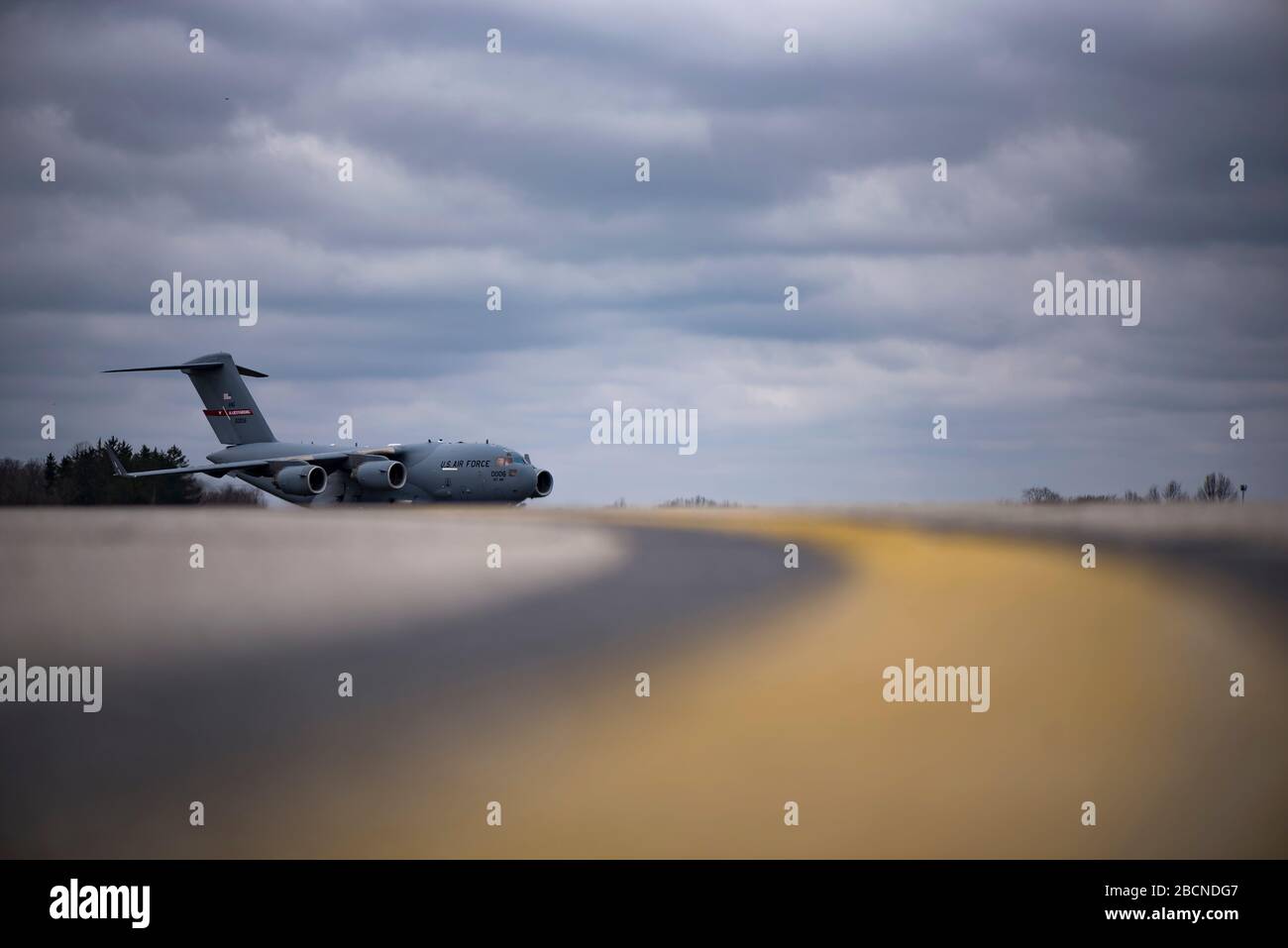 Eine C-17 Globemaster III vom 167th Airlift Wing, Martinsburg, W. V., startet nach dem Entladen des Disaster Reliefbedddown System (DRBS) zum 179th Airlift Wing, Mansfield, Ohio, 1. April 2020. Der DRBS kehrt zum 200. ROTEN PFERD Det zurück. 1, Mansfield, Ohio, nach einem kürzlichen Einsatz zur Unterstützung der Erdbebenentlastungen in Puerto Rico. Das DRBS ist ein in sich geschlossenes, bereitstellbares Kit, das Schlafräume, Latrinen, Duschen, Wäscherei, Zelte, Wasseraufbereitungssätze und andere grundlegende Supportartikel umfasst. (USA Foto der Air National Guard von Tech. Sgt. Joe Harwood) Stockfoto