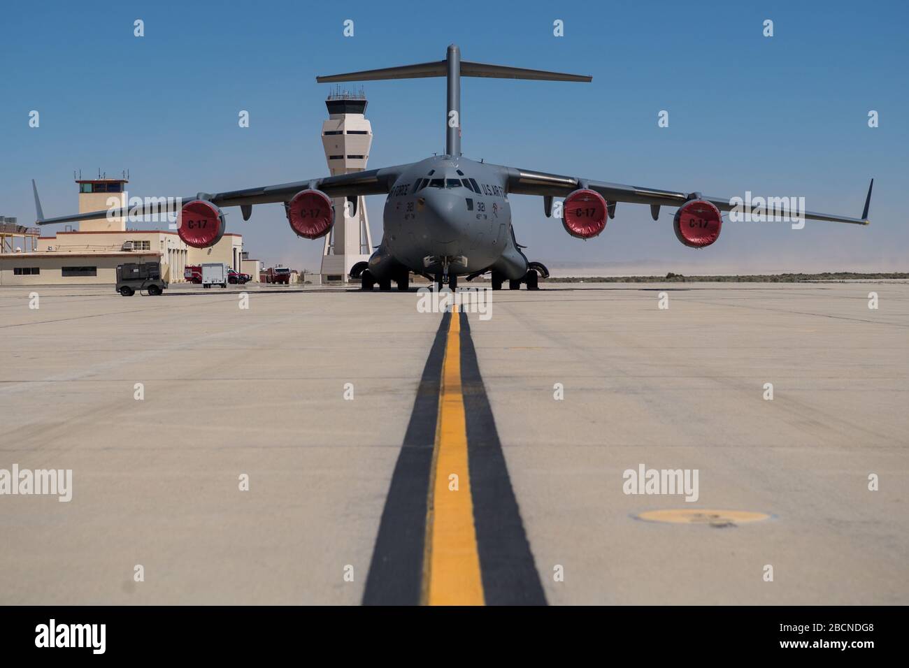 C-17 Globemaster III wird geparkt, während die Besatzungen das Frachtflugzeug für eine Testmission auf der Edwards Air Force Base, Kalifornien, 1. April vorbereiten. (Luftwaffenfoto von Chris Dyer) Stockfoto