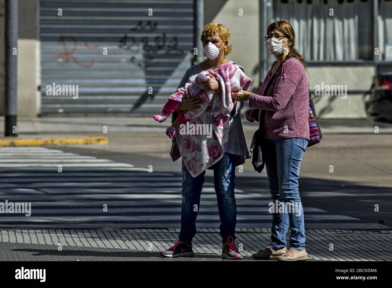 Buenos Aires, Bundeshauptstadt, Argentinien. April 2020. Präsident Alberto FernÃ¡ndez definiert einen "selektiven Isolationsplan", der ab dem 13. April aus der obligatorischen Quarantäne für das Coronavirus herauskommt, um die Auswirkungen auf die Wirtschaft zu mildern. Transportpläne und -Beschränkungen werden festgelegt; Schulen und Grenzen bleiben geschlossen.das Chaos der Rentner an den Türen der Banken und das Ungleichgewicht, das gestern auf den Straßen durch die Sammlung von Vermögenswerten entstand, haben den Plan der Regierung, einen geordneten und gestaffelten Austritt aus der obligatorischen Quarantänehaft zu erstellen, neu definiert Stockfoto