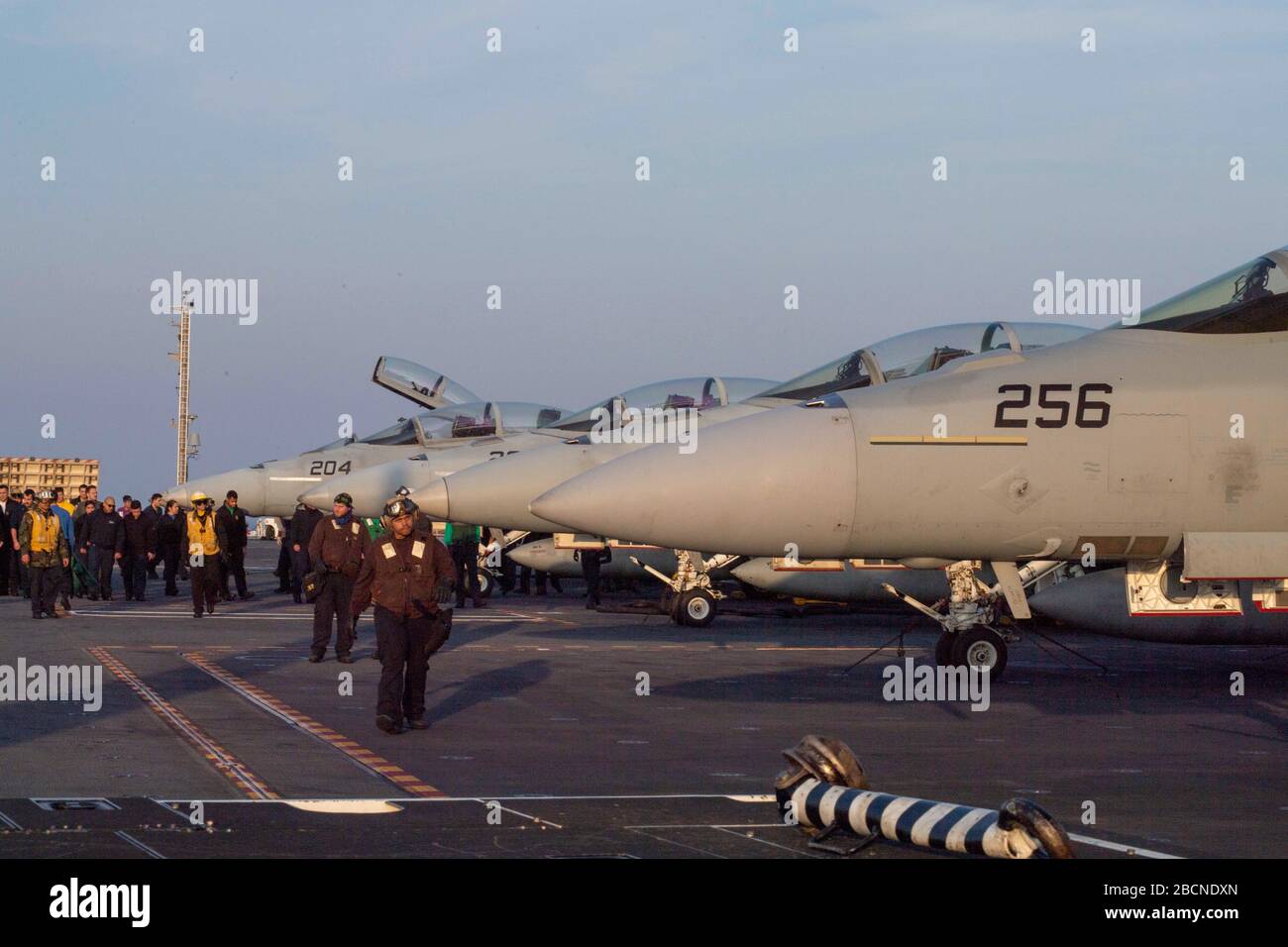 USS Gerald R. Ford (CVN 78) Sailors führen vor dem Flugbetrieb am 28. März 2020 einen Fremdobjektschutt (FOD) auf Fords Flugdeck hinunter. Ford ist im Atlantik unterwegs und führt die Befähigung der Fluggesellschaften durch. (USA Navy-Foto von Mass Communication Specialist Seaman Apprentice Conner Foy) Stockfoto